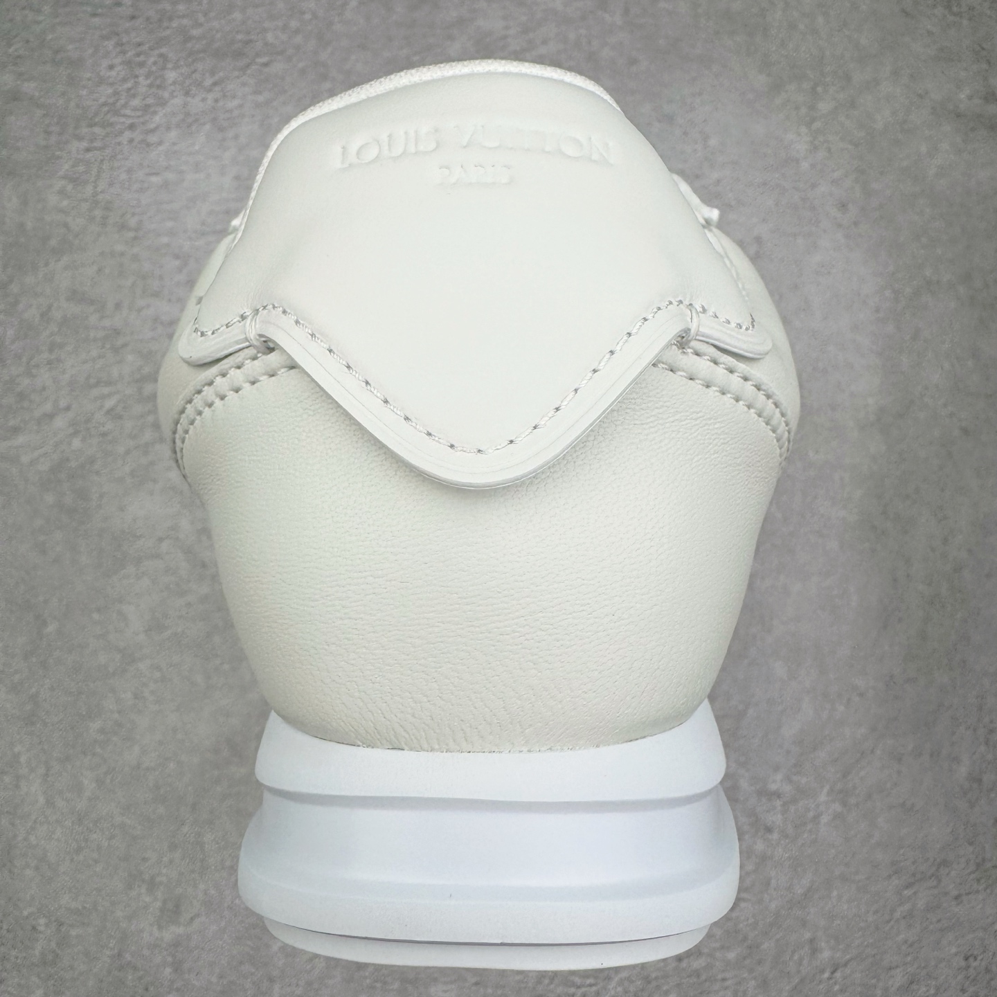 图片[8]-＃GD广顶 LOUIS VUITTON x Nigo lv联名款 Buttersoft 牛皮革羊皮革 FW25 图案压纹 圆头系带 低帮 生活休闲鞋 男女同款 白色 外贸零售特供批次 2023全新纸板数据 印花高频效果碾压市面 市售天花板产物 耗时半年巨作 全套原厂新版原纸板楦头开发 原厂特供皮料加持 市场所有版本中综合最强的货品 GD实力大厂出品 全网最全配色更新最快 最成熟的做工稳定的品控 完美鞋型超高的清洁度 零毛边线头瑕疵 全套原楦原纸版原鞋开模 全网最具灵魂的版型 正确原装黄色鞋盒 正确中底印花 鞋面印花3D高频深度立体 全鞋电脑针车 紧密相连 针距密度一致 环保乳胶注塑鞋垫 厚度脚感还原原版 皮面裁剪部位 统一油边封口工艺 原装橡胶大底含胶量大底组合零偏差 专柜全套包装 防尘袋 说明书 质保卡 男女鞋 尺码：35 36 37 38 39 40 41 42 43 44 45-选品中心