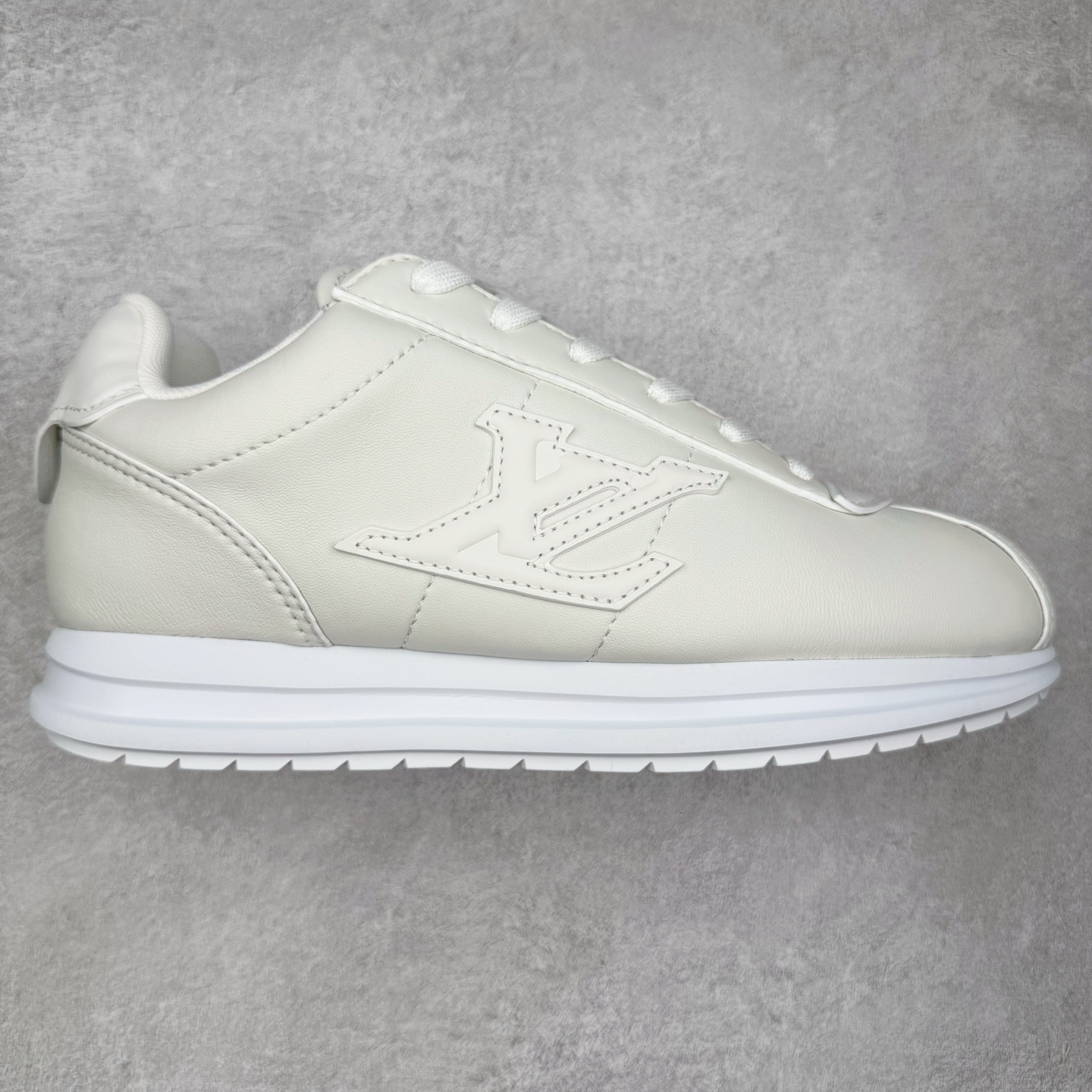 ＃GD广顶 LOUIS VUITTON x Nigo lv联名款 Buttersoft 牛皮革羊皮革 FW25 图案压纹 圆头系带 低帮 生活休闲鞋 男女同款 白色 外贸零售特供批次 2023全新纸板数据 印花高频效果碾压市面 市售天花板产物 耗时半年巨作 全套原厂新版原纸板楦头开发 原厂特供皮料加持 市场所有版本中综合最强的货品 GD实力大厂出品 全网最全配色更新最快 最成熟的做工稳定的品控 完美鞋型超高的清洁度 零毛边线头瑕疵 全套原楦原纸版原鞋开模 全网最具灵魂的版型 正确原装黄色鞋盒 正确中底印花 鞋面印花3D高频深度立体 全鞋电脑针车 紧密相连 针距密度一致 环保乳胶注塑鞋垫 厚度脚感还原原版 皮面裁剪部位 统一油边封口工艺 原装橡胶大底含胶量大底组合零偏差 专柜全套包装 防尘袋 说明书 质保卡 男女鞋 尺码：35 36 37 38 39 40 41 42 43 44 45-选品中心