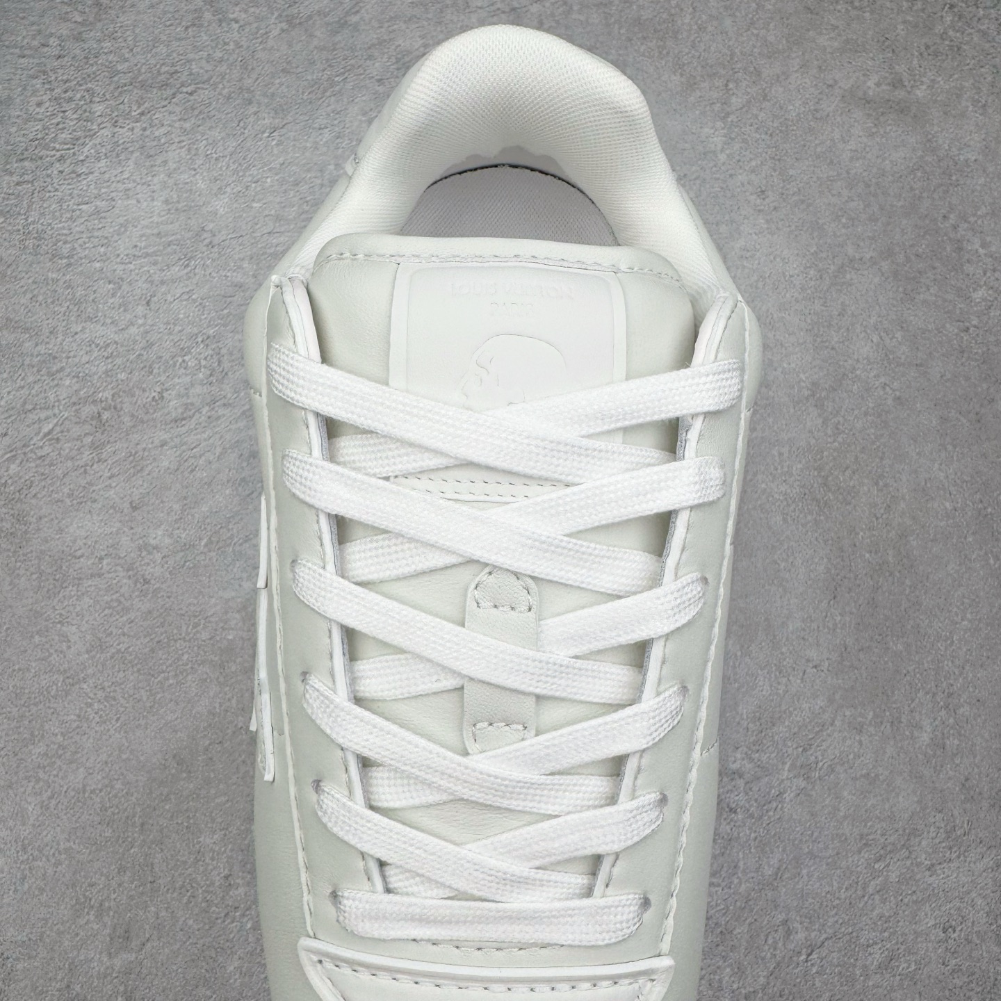 图片[5]-＃GD广顶 LOUIS VUITTON x Nigo lv联名款 Buttersoft 牛皮革羊皮革 FW25 图案压纹 圆头系带 低帮 生活休闲鞋 男女同款 白色 外贸零售特供批次 2023全新纸板数据 印花高频效果碾压市面 市售天花板产物 耗时半年巨作 全套原厂新版原纸板楦头开发 原厂特供皮料加持 市场所有版本中综合最强的货品 GD实力大厂出品 全网最全配色更新最快 最成熟的做工稳定的品控 完美鞋型超高的清洁度 零毛边线头瑕疵 全套原楦原纸版原鞋开模 全网最具灵魂的版型 正确原装黄色鞋盒 正确中底印花 鞋面印花3D高频深度立体 全鞋电脑针车 紧密相连 针距密度一致 环保乳胶注塑鞋垫 厚度脚感还原原版 皮面裁剪部位 统一油边封口工艺 原装橡胶大底含胶量大底组合零偏差 专柜全套包装 防尘袋 说明书 质保卡 男女鞋 尺码：35 36 37 38 39 40 41 42 43 44 45-选品中心