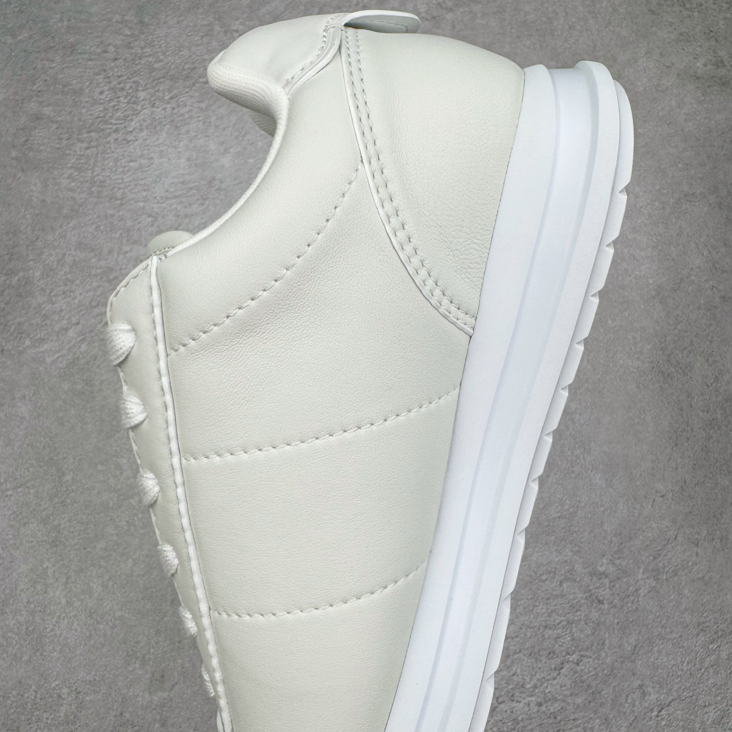 图片[7]-＃GD广顶 LOUIS VUITTON x Nigo lv联名款 Buttersoft 牛皮革羊皮革 FW25 图案压纹 圆头系带 低帮 生活休闲鞋 男女同款 白色 外贸零售特供批次 2023全新纸板数据 印花高频效果碾压市面 市售天花板产物 耗时半年巨作 全套原厂新版原纸板楦头开发 原厂特供皮料加持 市场所有版本中综合最强的货品 GD实力大厂出品 全网最全配色更新最快 最成熟的做工稳定的品控 完美鞋型超高的清洁度 零毛边线头瑕疵 全套原楦原纸版原鞋开模 全网最具灵魂的版型 正确原装黄色鞋盒 正确中底印花 鞋面印花3D高频深度立体 全鞋电脑针车 紧密相连 针距密度一致 环保乳胶注塑鞋垫 厚度脚感还原原版 皮面裁剪部位 统一油边封口工艺 原装橡胶大底含胶量大底组合零偏差 专柜全套包装 防尘袋 说明书 质保卡 男女鞋 尺码：35 36 37 38 39 40 41 42 43 44 45-选品中心