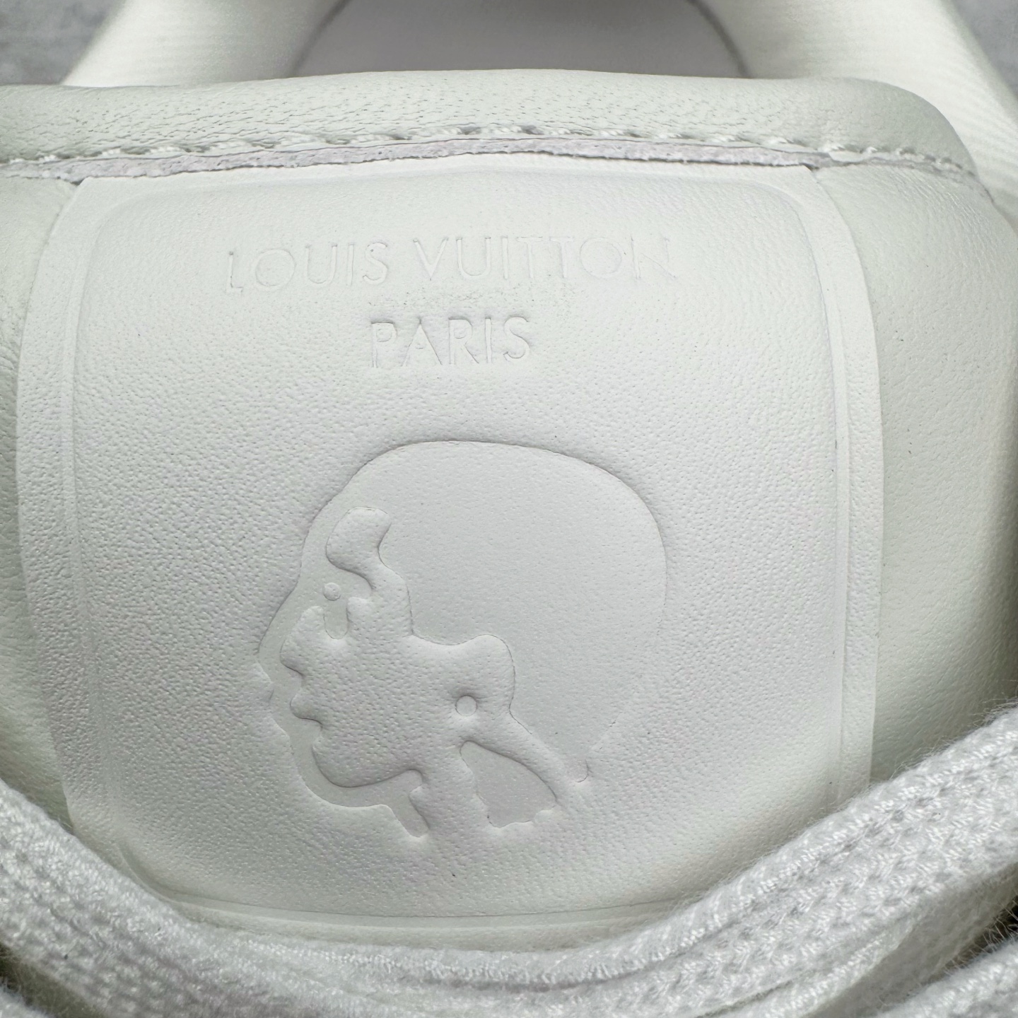 图片[12]-＃GD广顶 LOUIS VUITTON x Nigo lv联名款 Buttersoft 牛皮革羊皮革 FW25 图案压纹 圆头系带 低帮 生活休闲鞋 男女同款 白色 外贸零售特供批次 2023全新纸板数据 印花高频效果碾压市面 市售天花板产物 耗时半年巨作 全套原厂新版原纸板楦头开发 原厂特供皮料加持 市场所有版本中综合最强的货品 GD实力大厂出品 全网最全配色更新最快 最成熟的做工稳定的品控 完美鞋型超高的清洁度 零毛边线头瑕疵 全套原楦原纸版原鞋开模 全网最具灵魂的版型 正确原装黄色鞋盒 正确中底印花 鞋面印花3D高频深度立体 全鞋电脑针车 紧密相连 针距密度一致 环保乳胶注塑鞋垫 厚度脚感还原原版 皮面裁剪部位 统一油边封口工艺 原装橡胶大底含胶量大底组合零偏差 专柜全套包装 防尘袋 说明书 质保卡 男女鞋 尺码：35 36 37 38 39 40 41 42 43 44 45-选品中心