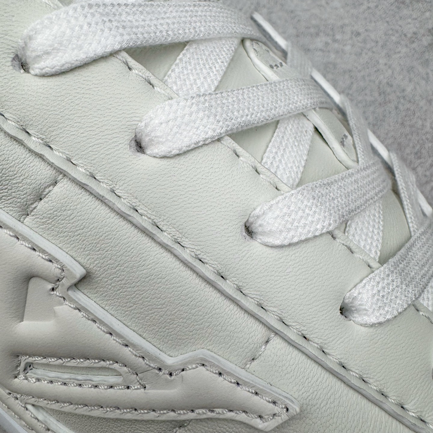 图片[14]-＃GD广顶 LOUIS VUITTON x Nigo lv联名款 Buttersoft 牛皮革羊皮革 FW25 图案压纹 圆头系带 低帮 生活休闲鞋 男女同款 白色 外贸零售特供批次 2023全新纸板数据 印花高频效果碾压市面 市售天花板产物 耗时半年巨作 全套原厂新版原纸板楦头开发 原厂特供皮料加持 市场所有版本中综合最强的货品 GD实力大厂出品 全网最全配色更新最快 最成熟的做工稳定的品控 完美鞋型超高的清洁度 零毛边线头瑕疵 全套原楦原纸版原鞋开模 全网最具灵魂的版型 正确原装黄色鞋盒 正确中底印花 鞋面印花3D高频深度立体 全鞋电脑针车 紧密相连 针距密度一致 环保乳胶注塑鞋垫 厚度脚感还原原版 皮面裁剪部位 统一油边封口工艺 原装橡胶大底含胶量大底组合零偏差 专柜全套包装 防尘袋 说明书 质保卡 男女鞋 尺码：35 36 37 38 39 40 41 42 43 44 45-选品中心