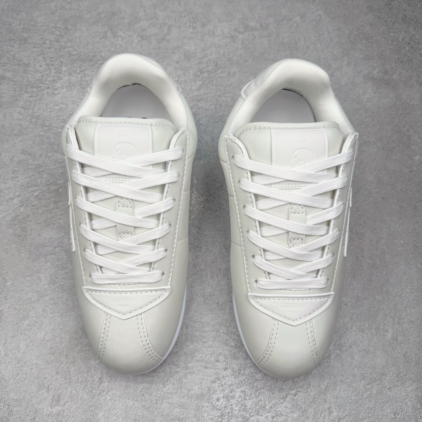 图片[2]-＃GD广顶 LOUIS VUITTON x Nigo lv联名款 Buttersoft 牛皮革羊皮革 FW25 图案压纹 圆头系带 低帮 生活休闲鞋 男女同款 白色 外贸零售特供批次 2023全新纸板数据 印花高频效果碾压市面 市售天花板产物 耗时半年巨作 全套原厂新版原纸板楦头开发 原厂特供皮料加持 市场所有版本中综合最强的货品 GD实力大厂出品 全网最全配色更新最快 最成熟的做工稳定的品控 完美鞋型超高的清洁度 零毛边线头瑕疵 全套原楦原纸版原鞋开模 全网最具灵魂的版型 正确原装黄色鞋盒 正确中底印花 鞋面印花3D高频深度立体 全鞋电脑针车 紧密相连 针距密度一致 环保乳胶注塑鞋垫 厚度脚感还原原版 皮面裁剪部位 统一油边封口工艺 原装橡胶大底含胶量大底组合零偏差 专柜全套包装 防尘袋 说明书 质保卡 男女鞋 尺码：35 36 37 38 39 40 41 42 43 44 45-选品中心