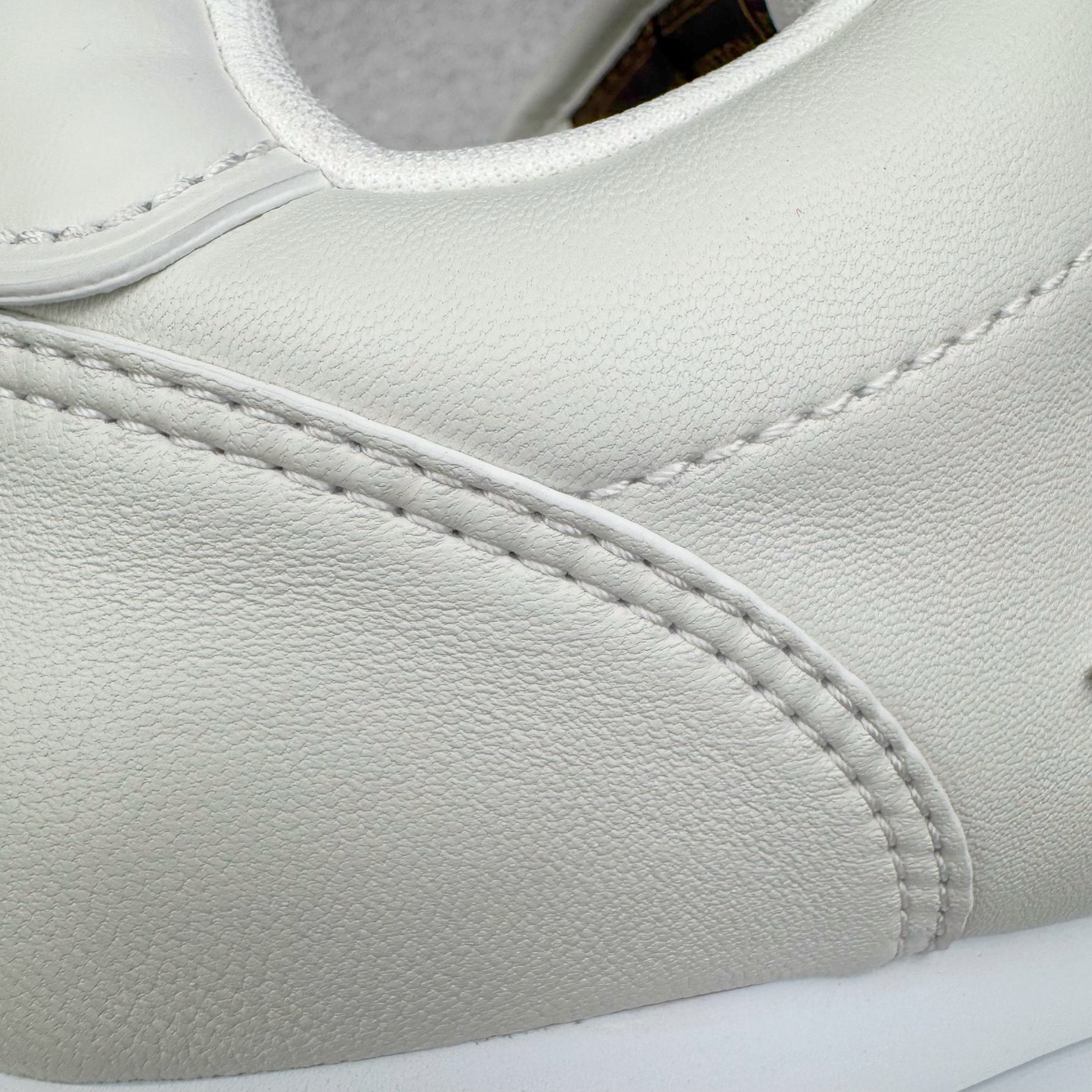 图片[15]-＃GD广顶 LOUIS VUITTON x Nigo lv联名款 Buttersoft 牛皮革羊皮革 FW25 图案压纹 圆头系带 低帮 生活休闲鞋 男女同款 白色 外贸零售特供批次 2023全新纸板数据 印花高频效果碾压市面 市售天花板产物 耗时半年巨作 全套原厂新版原纸板楦头开发 原厂特供皮料加持 市场所有版本中综合最强的货品 GD实力大厂出品 全网最全配色更新最快 最成熟的做工稳定的品控 完美鞋型超高的清洁度 零毛边线头瑕疵 全套原楦原纸版原鞋开模 全网最具灵魂的版型 正确原装黄色鞋盒 正确中底印花 鞋面印花3D高频深度立体 全鞋电脑针车 紧密相连 针距密度一致 环保乳胶注塑鞋垫 厚度脚感还原原版 皮面裁剪部位 统一油边封口工艺 原装橡胶大底含胶量大底组合零偏差 专柜全套包装 防尘袋 说明书 质保卡 男女鞋 尺码：35 36 37 38 39 40 41 42 43 44 45-选品中心