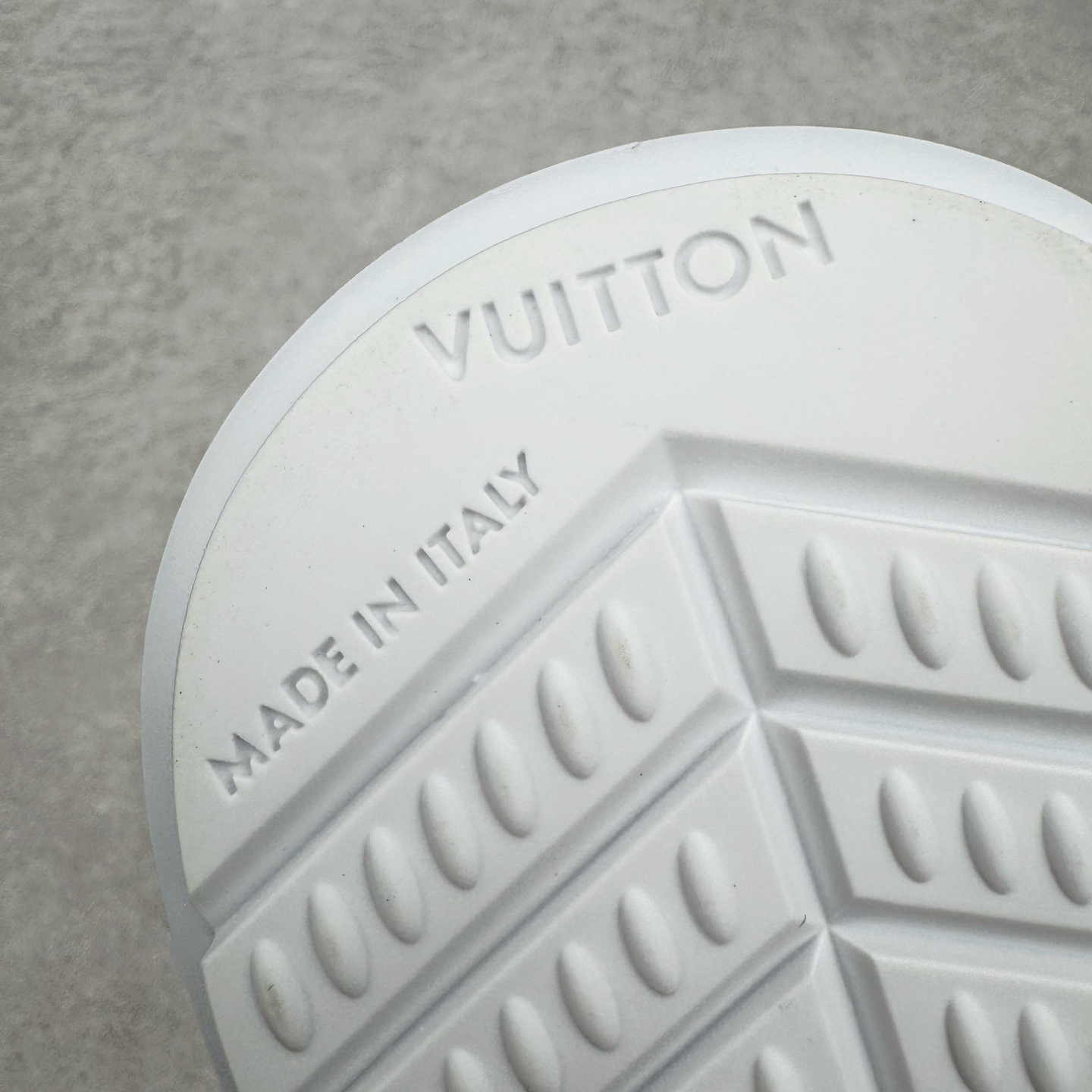 图片[18]-＃GD广顶 LOUIS VUITTON x Nigo lv联名款 Buttersoft 牛皮革羊皮革 FW25 图案压纹 圆头系带 低帮 生活休闲鞋 男女同款 白色 外贸零售特供批次 2023全新纸板数据 印花高频效果碾压市面 市售天花板产物 耗时半年巨作 全套原厂新版原纸板楦头开发 原厂特供皮料加持 市场所有版本中综合最强的货品 GD实力大厂出品 全网最全配色更新最快 最成熟的做工稳定的品控 完美鞋型超高的清洁度 零毛边线头瑕疵 全套原楦原纸版原鞋开模 全网最具灵魂的版型 正确原装黄色鞋盒 正确中底印花 鞋面印花3D高频深度立体 全鞋电脑针车 紧密相连 针距密度一致 环保乳胶注塑鞋垫 厚度脚感还原原版 皮面裁剪部位 统一油边封口工艺 原装橡胶大底含胶量大底组合零偏差 专柜全套包装 防尘袋 说明书 质保卡 男女鞋 尺码：35 36 37 38 39 40 41 42 43 44 45-选品中心