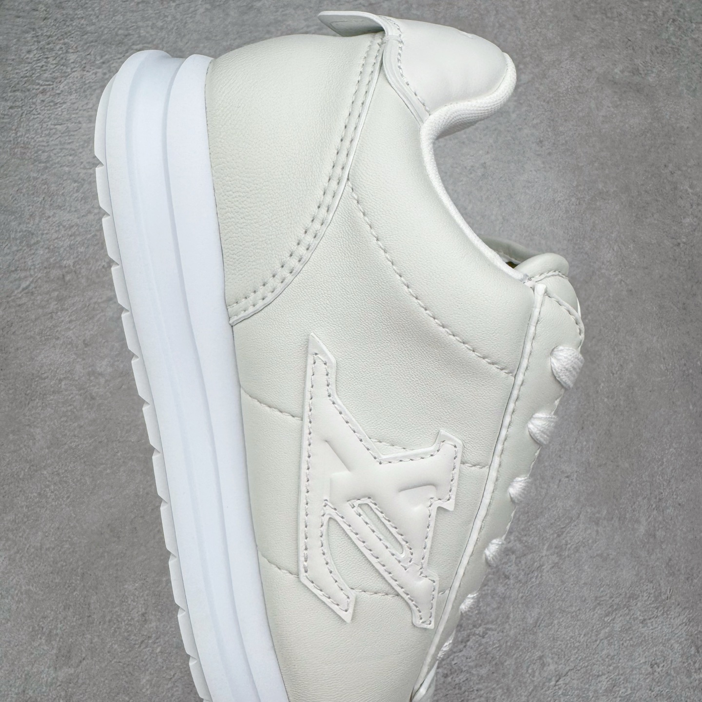 图片[6]-＃GD广顶 LOUIS VUITTON x Nigo lv联名款 Buttersoft 牛皮革羊皮革 FW25 图案压纹 圆头系带 低帮 生活休闲鞋 男女同款 白色 外贸零售特供批次 2023全新纸板数据 印花高频效果碾压市面 市售天花板产物 耗时半年巨作 全套原厂新版原纸板楦头开发 原厂特供皮料加持 市场所有版本中综合最强的货品 GD实力大厂出品 全网最全配色更新最快 最成熟的做工稳定的品控 完美鞋型超高的清洁度 零毛边线头瑕疵 全套原楦原纸版原鞋开模 全网最具灵魂的版型 正确原装黄色鞋盒 正确中底印花 鞋面印花3D高频深度立体 全鞋电脑针车 紧密相连 针距密度一致 环保乳胶注塑鞋垫 厚度脚感还原原版 皮面裁剪部位 统一油边封口工艺 原装橡胶大底含胶量大底组合零偏差 专柜全套包装 防尘袋 说明书 质保卡 男女鞋 尺码：35 36 37 38 39 40 41 42 43 44 45-选品中心