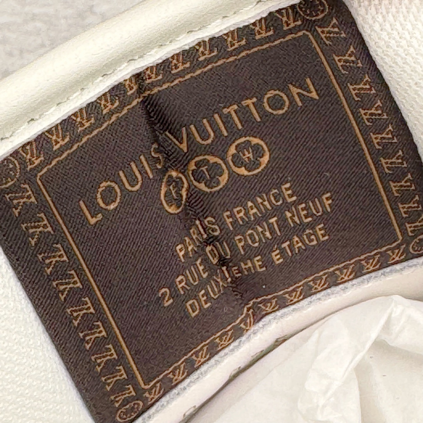 图片[11]-＃GD广顶 LOUIS VUITTON x Nigo lv联名款 Buttersoft 牛皮革羊皮革 FW25 图案压纹 圆头系带 低帮 生活休闲鞋 男女同款 白色 外贸零售特供批次 2023全新纸板数据 印花高频效果碾压市面 市售天花板产物 耗时半年巨作 全套原厂新版原纸板楦头开发 原厂特供皮料加持 市场所有版本中综合最强的货品 GD实力大厂出品 全网最全配色更新最快 最成熟的做工稳定的品控 完美鞋型超高的清洁度 零毛边线头瑕疵 全套原楦原纸版原鞋开模 全网最具灵魂的版型 正确原装黄色鞋盒 正确中底印花 鞋面印花3D高频深度立体 全鞋电脑针车 紧密相连 针距密度一致 环保乳胶注塑鞋垫 厚度脚感还原原版 皮面裁剪部位 统一油边封口工艺 原装橡胶大底含胶量大底组合零偏差 专柜全套包装 防尘袋 说明书 质保卡 男女鞋 尺码：35 36 37 38 39 40 41 42 43 44 45-选品中心