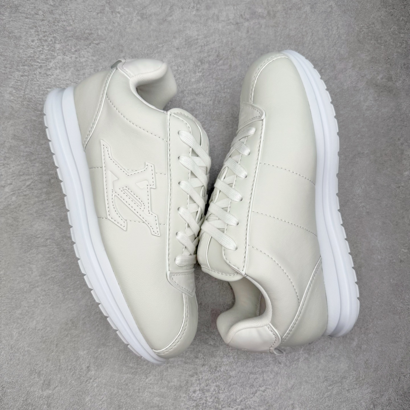 图片[3]-＃GD广顶 LOUIS VUITTON x Nigo lv联名款 Buttersoft 牛皮革羊皮革 FW25 图案压纹 圆头系带 低帮 生活休闲鞋 男女同款 白色 外贸零售特供批次 2023全新纸板数据 印花高频效果碾压市面 市售天花板产物 耗时半年巨作 全套原厂新版原纸板楦头开发 原厂特供皮料加持 市场所有版本中综合最强的货品 GD实力大厂出品 全网最全配色更新最快 最成熟的做工稳定的品控 完美鞋型超高的清洁度 零毛边线头瑕疵 全套原楦原纸版原鞋开模 全网最具灵魂的版型 正确原装黄色鞋盒 正确中底印花 鞋面印花3D高频深度立体 全鞋电脑针车 紧密相连 针距密度一致 环保乳胶注塑鞋垫 厚度脚感还原原版 皮面裁剪部位 统一油边封口工艺 原装橡胶大底含胶量大底组合零偏差 专柜全套包装 防尘袋 说明书 质保卡 男女鞋 尺码：35 36 37 38 39 40 41 42 43 44 45-选品中心