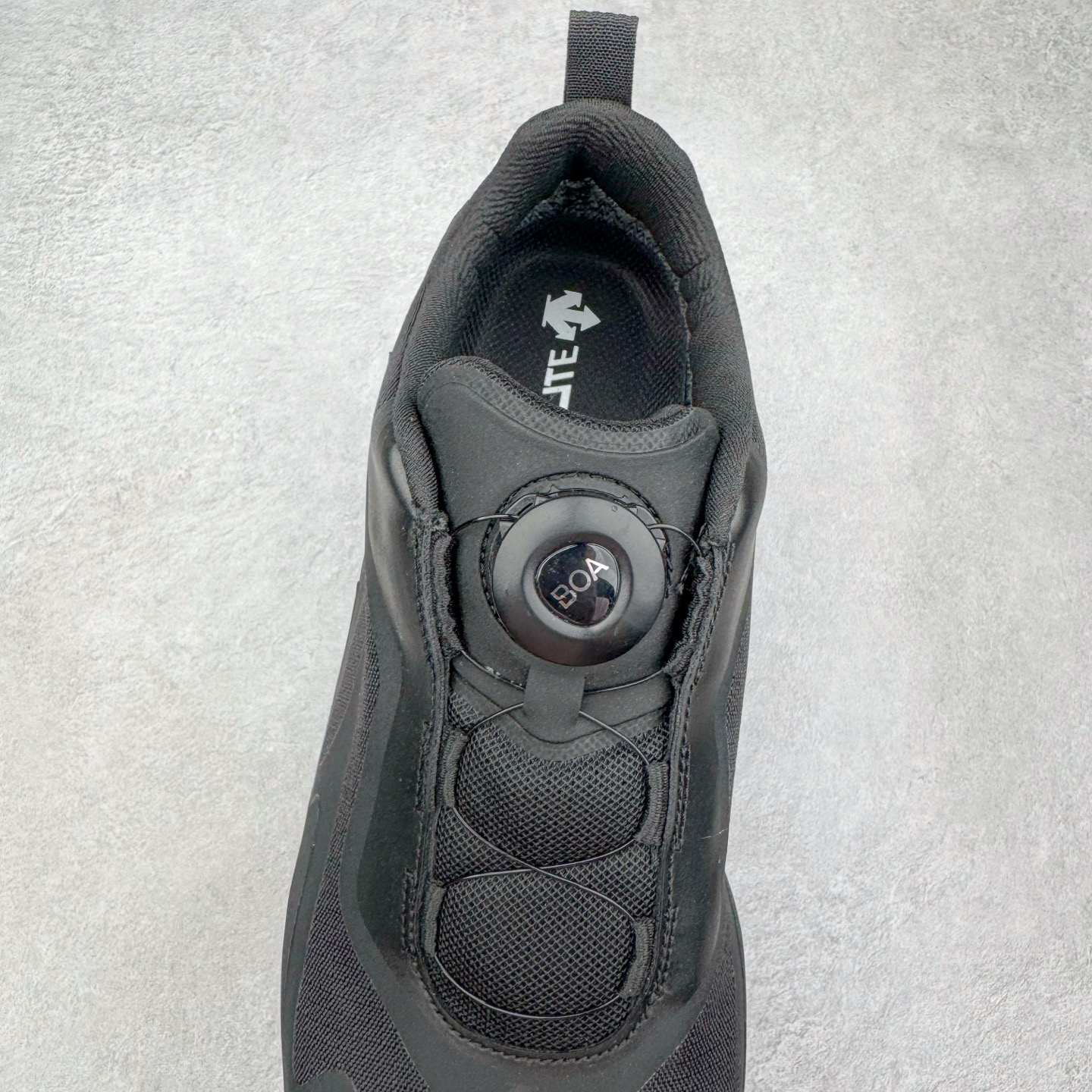 图片[5]-＃HP 迪桑特DESCENTE LAVITATE 2 舒适百搭防滑耐磨防水低帮休闲训练城市通勤跑步鞋 DESCENTE（迪桑特）创立于1935年，品牌名取自法语词汇，意为“滑降”。品牌箭头标识代表滑雪的三种技术“高速直线滑行”、“穿越”和“侧滑”，也寓意品牌在打造高端专业运动产品中不断追求完美的创新精神，致力于成为中国高端专业滑雪、综训、女子、铁人三项、高尔夫的第一品牌。尺码：39 40 40.5 41 42 42.5 43 44 44.5 45-选品中心