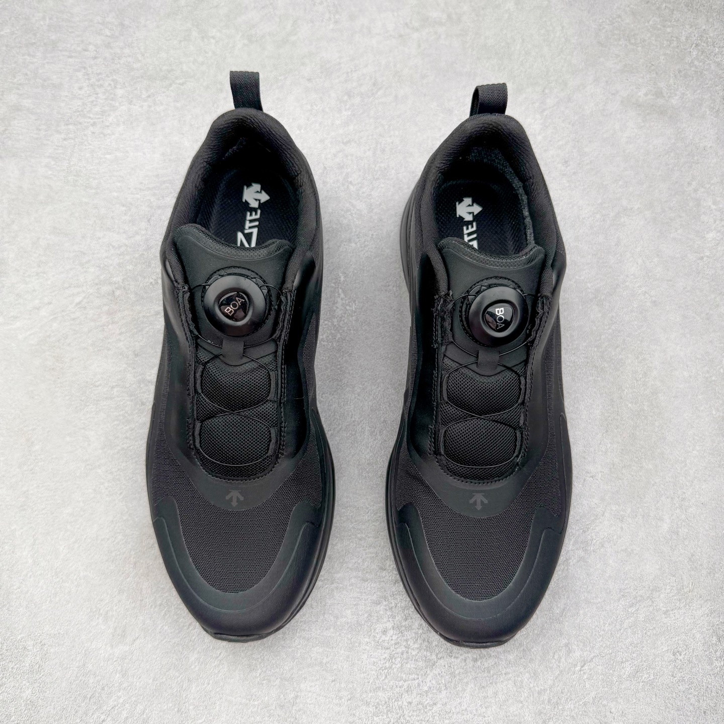 图片[2]-＃HP 迪桑特DESCENTE LAVITATE 2 舒适百搭防滑耐磨防水低帮休闲训练城市通勤跑步鞋 DESCENTE（迪桑特）创立于1935年，品牌名取自法语词汇，意为“滑降”。品牌箭头标识代表滑雪的三种技术“高速直线滑行”、“穿越”和“侧滑”，也寓意品牌在打造高端专业运动产品中不断追求完美的创新精神，致力于成为中国高端专业滑雪、综训、女子、铁人三项、高尔夫的第一品牌。尺码：39 40 40.5 41 42 42.5 43 44 44.5 45-选品中心