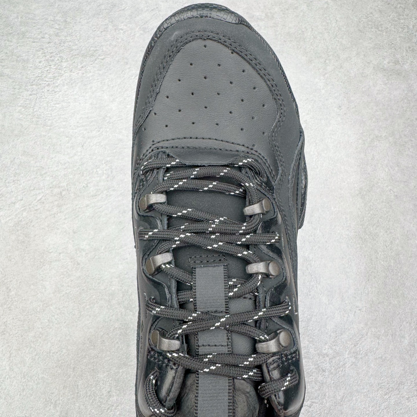 图片[4]-ECCo爱步 Biom C 时尚简约牛皮减震耐磨低帮休闲跑步鞋 ECCO以三大核心特征为依托：北欧设计风格、鞋履制作、积极的生活方式。北欧设计风格：北欧设计特点是独特、有格调、实用和简约，并且品质优良。鞋履制作：ECCO钟爱鞋履制作以及一切与鞋履制作相关的事物。积极的生活方式：ECCO的创始人希望制作出的鞋履无需磨合，即可完美贴合脚型，帮助人们享受行走的乐趣。ECCO的成功源自其产品质量和创新的技术水平，恪守“鞋遵循双足”的设计理念，将的舒适度和风格融为一体。ECCO跑遍全世界寻找创新的原料。从制革制鞋一体化的设置，源头上控制皮革质量，确保对人体无害。 尺码：38 39 40 41 42 43 44 （皮鞋码）-选品中心