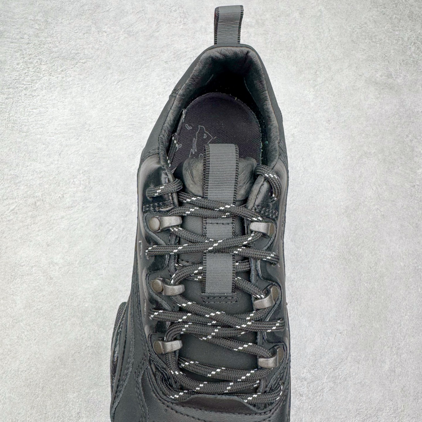 图片[5]-ECCo爱步 Biom C 时尚简约牛皮减震耐磨低帮休闲跑步鞋 ECCO以三大核心特征为依托：北欧设计风格、鞋履制作、积极的生活方式。北欧设计风格：北欧设计特点是独特、有格调、实用和简约，并且品质优良。鞋履制作：ECCO钟爱鞋履制作以及一切与鞋履制作相关的事物。积极的生活方式：ECCO的创始人希望制作出的鞋履无需磨合，即可完美贴合脚型，帮助人们享受行走的乐趣。ECCO的成功源自其产品质量和创新的技术水平，恪守“鞋遵循双足”的设计理念，将的舒适度和风格融为一体。ECCO跑遍全世界寻找创新的原料。从制革制鞋一体化的设置，源头上控制皮革质量，确保对人体无害。 尺码：38 39 40 41 42 43 44 （皮鞋码）-选品中心