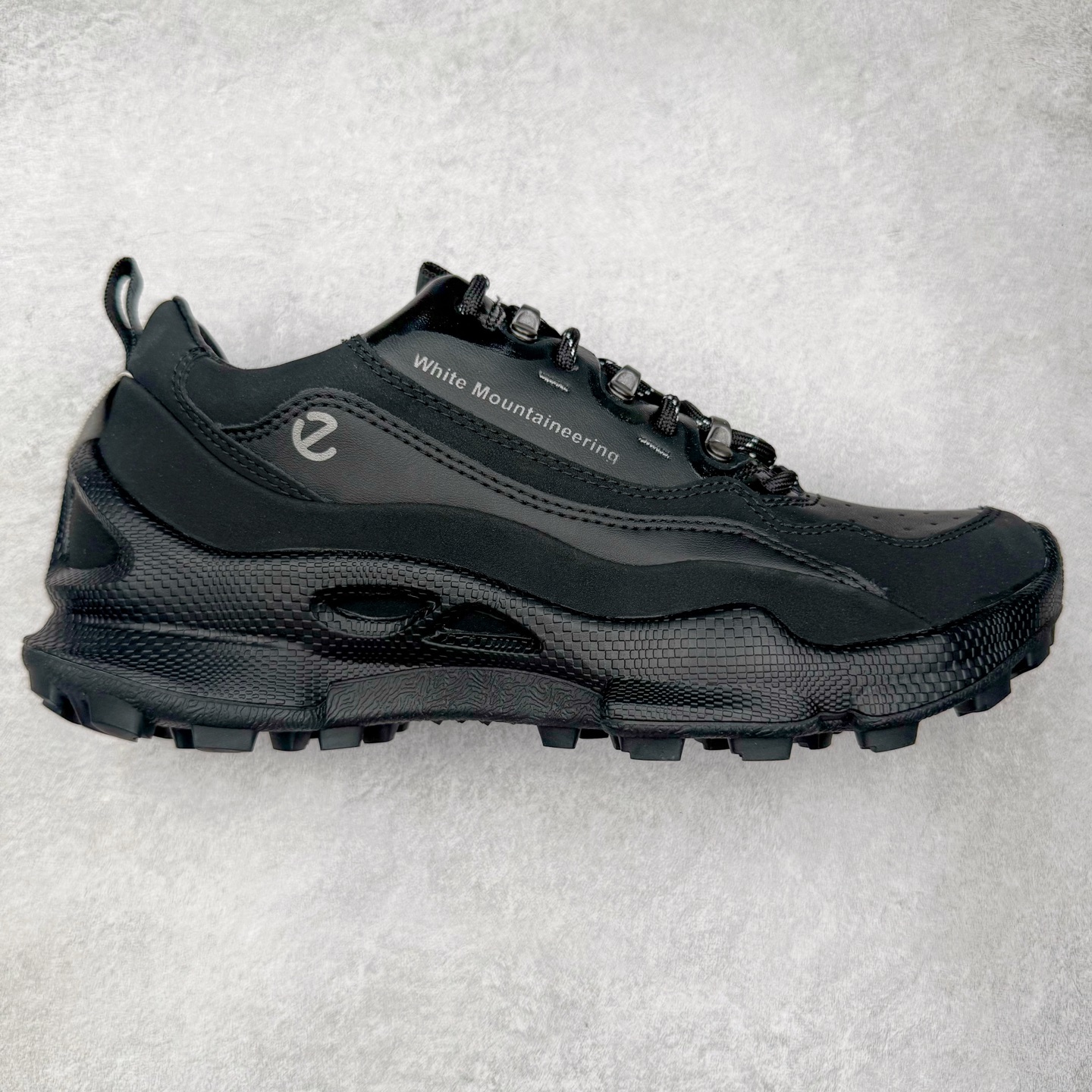 ECCo爱步 Biom C 时尚简约牛皮减震耐磨低帮休闲跑步鞋 ECCO以三大核心特征为依托：北欧设计风格、鞋履制作、积极的生活方式。北欧设计风格：北欧设计特点是独特、有格调、实用和简约，并且品质优良。鞋履制作：ECCO钟爱鞋履制作以及一切与鞋履制作相关的事物。积极的生活方式：ECCO的创始人希望制作出的鞋履无需磨合，即可完美贴合脚型，帮助人们享受行走的乐趣。ECCO的成功源自其产品质量和创新的技术水平，恪守“鞋遵循双足”的设计理念，将的舒适度和风格融为一体。ECCO跑遍全世界寻找创新的原料。从制革制鞋一体化的设置，源头上控制皮革质量，确保对人体无害。 尺码：38 39 40 41 42 43 44 （皮鞋码）-选品中心