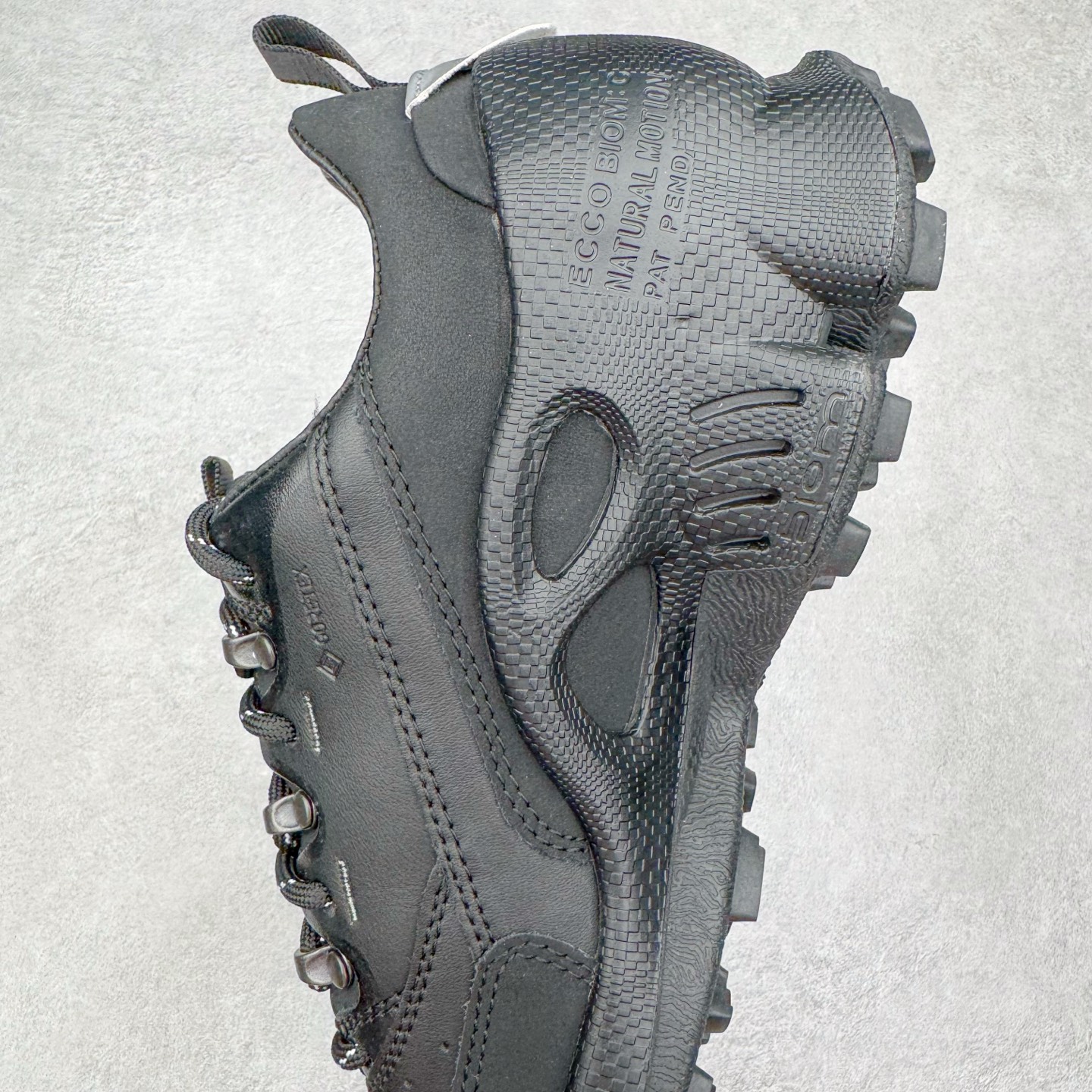 图片[7]-ECCo爱步 Biom C 时尚简约牛皮减震耐磨低帮休闲跑步鞋 ECCO以三大核心特征为依托：北欧设计风格、鞋履制作、积极的生活方式。北欧设计风格：北欧设计特点是独特、有格调、实用和简约，并且品质优良。鞋履制作：ECCO钟爱鞋履制作以及一切与鞋履制作相关的事物。积极的生活方式：ECCO的创始人希望制作出的鞋履无需磨合，即可完美贴合脚型，帮助人们享受行走的乐趣。ECCO的成功源自其产品质量和创新的技术水平，恪守“鞋遵循双足”的设计理念，将的舒适度和风格融为一体。ECCO跑遍全世界寻找创新的原料。从制革制鞋一体化的设置，源头上控制皮革质量，确保对人体无害。 尺码：38 39 40 41 42 43 44 （皮鞋码）-选品中心