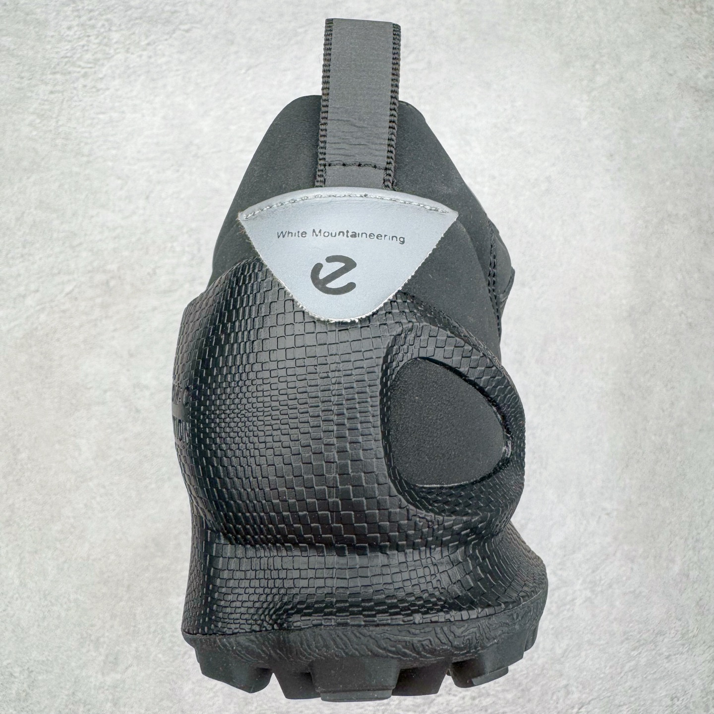 图片[8]-ECCo爱步 Biom C 时尚简约牛皮减震耐磨低帮休闲跑步鞋 ECCO以三大核心特征为依托：北欧设计风格、鞋履制作、积极的生活方式。北欧设计风格：北欧设计特点是独特、有格调、实用和简约，并且品质优良。鞋履制作：ECCO钟爱鞋履制作以及一切与鞋履制作相关的事物。积极的生活方式：ECCO的创始人希望制作出的鞋履无需磨合，即可完美贴合脚型，帮助人们享受行走的乐趣。ECCO的成功源自其产品质量和创新的技术水平，恪守“鞋遵循双足”的设计理念，将的舒适度和风格融为一体。ECCO跑遍全世界寻找创新的原料。从制革制鞋一体化的设置，源头上控制皮革质量，确保对人体无害。 尺码：38 39 40 41 42 43 44 （皮鞋码）-选品中心