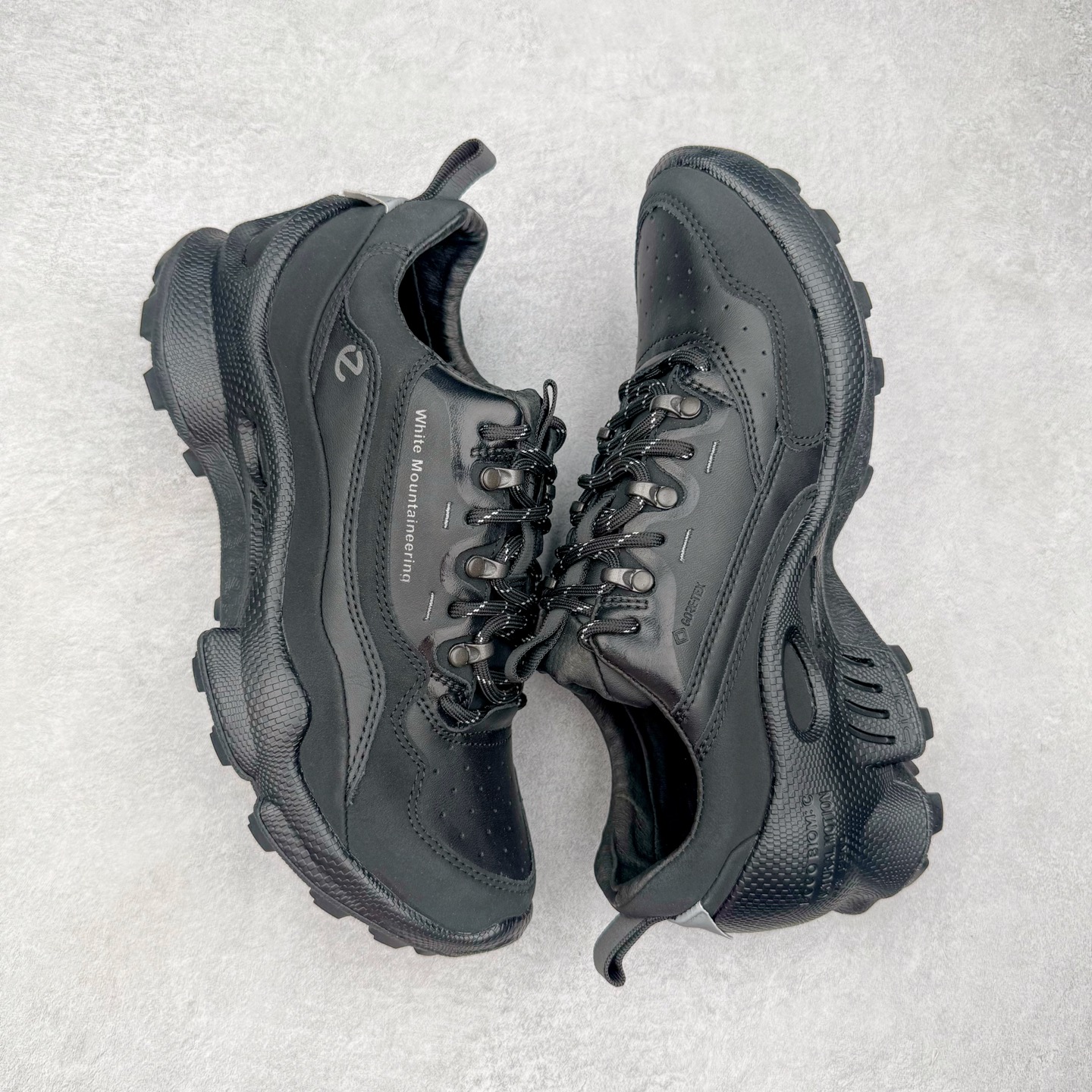 图片[3]-ECCo爱步 Biom C 时尚简约牛皮减震耐磨低帮休闲跑步鞋 ECCO以三大核心特征为依托：北欧设计风格、鞋履制作、积极的生活方式。北欧设计风格：北欧设计特点是独特、有格调、实用和简约，并且品质优良。鞋履制作：ECCO钟爱鞋履制作以及一切与鞋履制作相关的事物。积极的生活方式：ECCO的创始人希望制作出的鞋履无需磨合，即可完美贴合脚型，帮助人们享受行走的乐趣。ECCO的成功源自其产品质量和创新的技术水平，恪守“鞋遵循双足”的设计理念，将的舒适度和风格融为一体。ECCO跑遍全世界寻找创新的原料。从制革制鞋一体化的设置，源头上控制皮革质量，确保对人体无害。 尺码：38 39 40 41 42 43 44 （皮鞋码）-选品中心