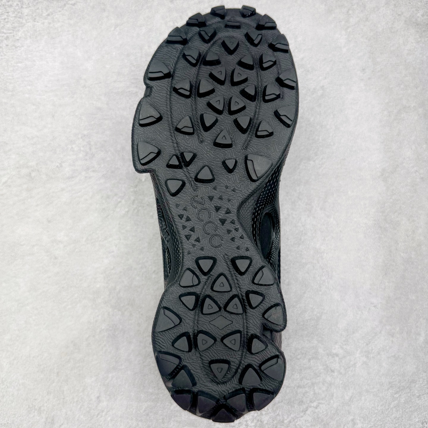 图片[9]-ECCo爱步 Biom C 时尚简约牛皮减震耐磨低帮休闲跑步鞋 ECCO以三大核心特征为依托：北欧设计风格、鞋履制作、积极的生活方式。北欧设计风格：北欧设计特点是独特、有格调、实用和简约，并且品质优良。鞋履制作：ECCO钟爱鞋履制作以及一切与鞋履制作相关的事物。积极的生活方式：ECCO的创始人希望制作出的鞋履无需磨合，即可完美贴合脚型，帮助人们享受行走的乐趣。ECCO的成功源自其产品质量和创新的技术水平，恪守“鞋遵循双足”的设计理念，将的舒适度和风格融为一体。ECCO跑遍全世界寻找创新的原料。从制革制鞋一体化的设置，源头上控制皮革质量，确保对人体无害。 尺码：38 39 40 41 42 43 44 （皮鞋码）-选品中心