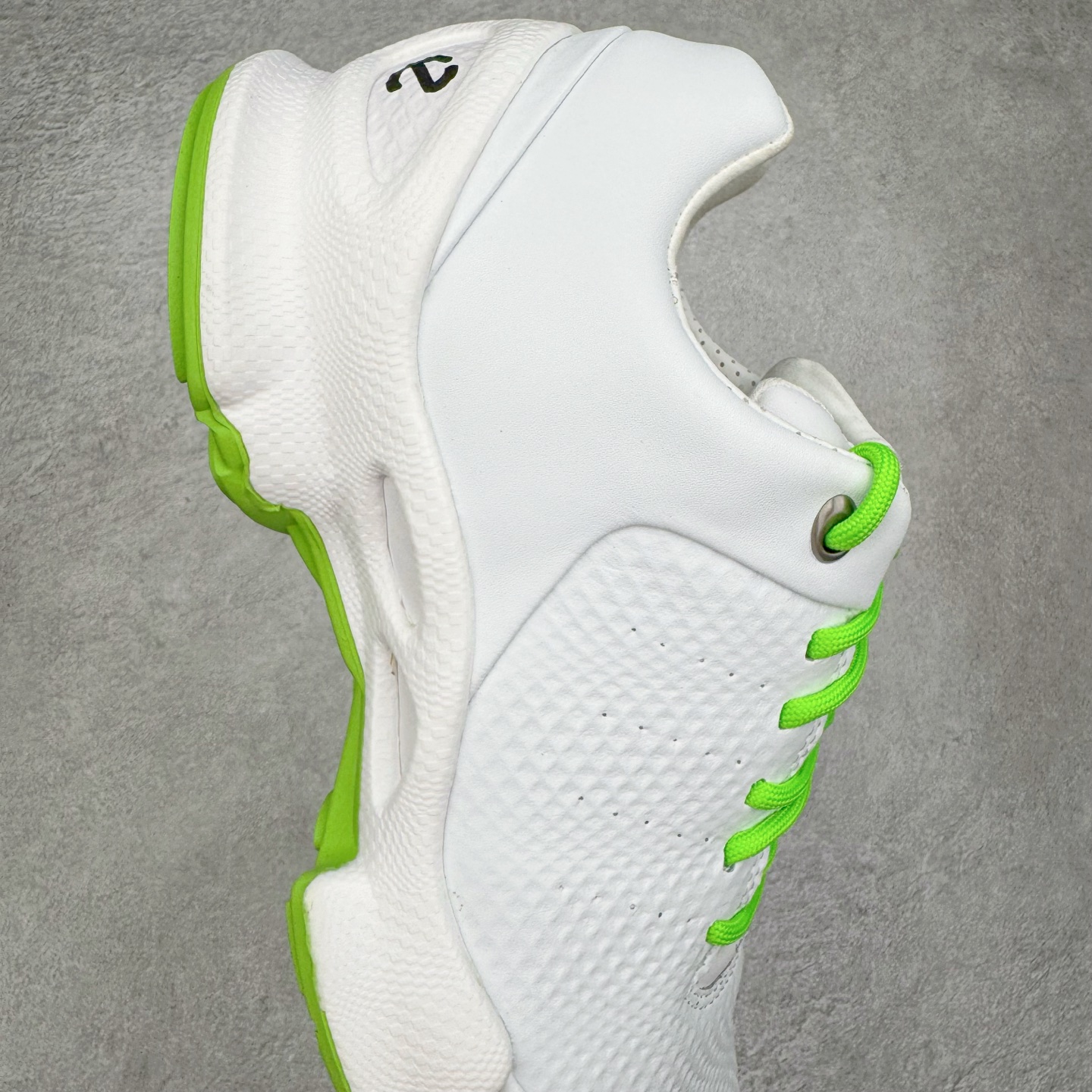 图片[6]-ECCo爱步 Biom C 时尚简约牛皮减震耐磨低帮休闲跑步鞋 ECCO以三大核心特征为依托：北欧设计风格、鞋履制作、积极的生活方式。北欧设计风格：北欧设计特点是独特、有格调、实用和简约，并且品质优良。鞋履制作：ECCO钟爱鞋履制作以及一切与鞋履制作相关的事物。积极的生活方式：ECCO的创始人希望制作出的鞋履无需磨合，即可完美贴合脚型，帮助人们享受行走的乐趣。ECCO的成功源自其产品质量和创新的技术水平，恪守“鞋遵循双足”的设计理念，将的舒适度和风格融为一体。ECCO跑遍全世界寻找创新的原料。从制革制鞋一体化的设置，源头上控制皮革质量，确保对人体无害。 尺码：38 39 40 41 42 43 44 （皮鞋码）-选品中心