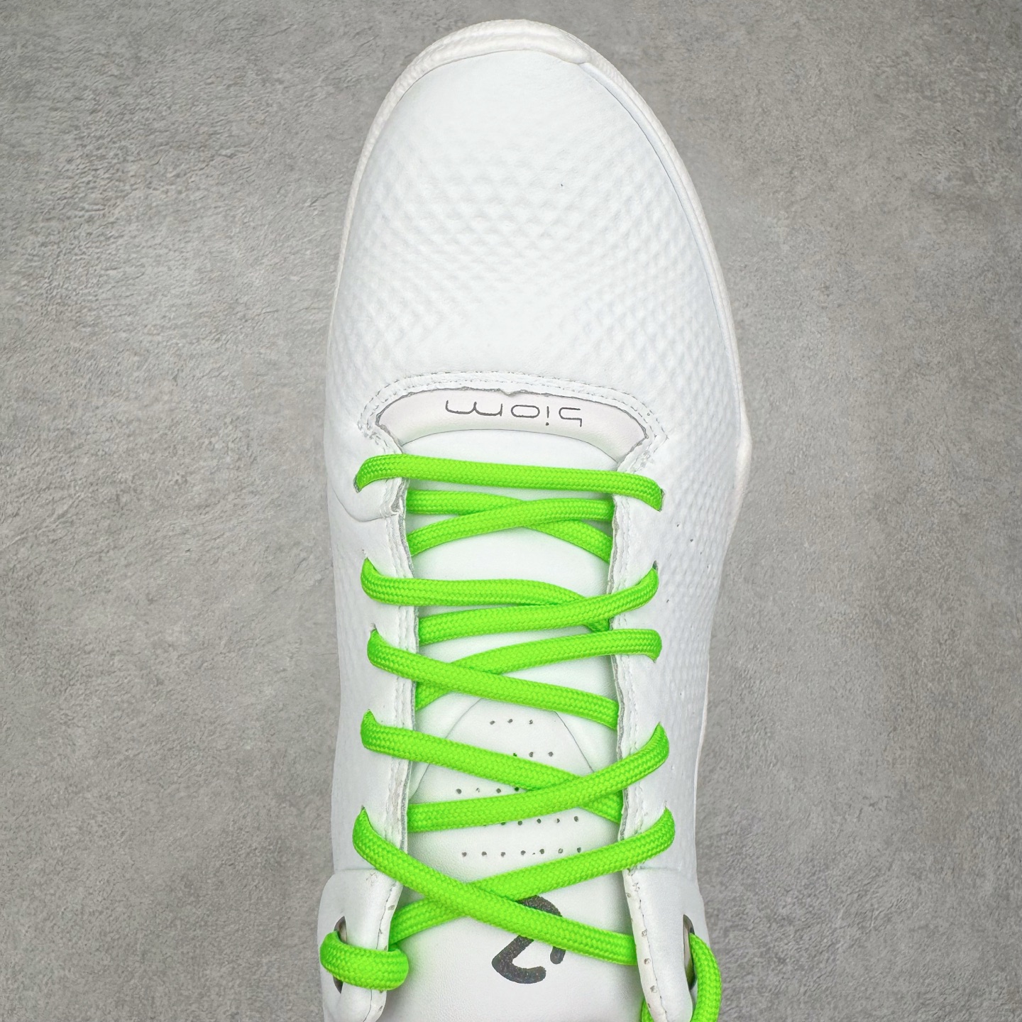 图片[4]-ECCo爱步 Biom C 时尚简约牛皮减震耐磨低帮休闲跑步鞋 ECCO以三大核心特征为依托：北欧设计风格、鞋履制作、积极的生活方式。北欧设计风格：北欧设计特点是独特、有格调、实用和简约，并且品质优良。鞋履制作：ECCO钟爱鞋履制作以及一切与鞋履制作相关的事物。积极的生活方式：ECCO的创始人希望制作出的鞋履无需磨合，即可完美贴合脚型，帮助人们享受行走的乐趣。ECCO的成功源自其产品质量和创新的技术水平，恪守“鞋遵循双足”的设计理念，将的舒适度和风格融为一体。ECCO跑遍全世界寻找创新的原料。从制革制鞋一体化的设置，源头上控制皮革质量，确保对人体无害。 尺码：38 39 40 41 42 43 44 （皮鞋码）-选品中心