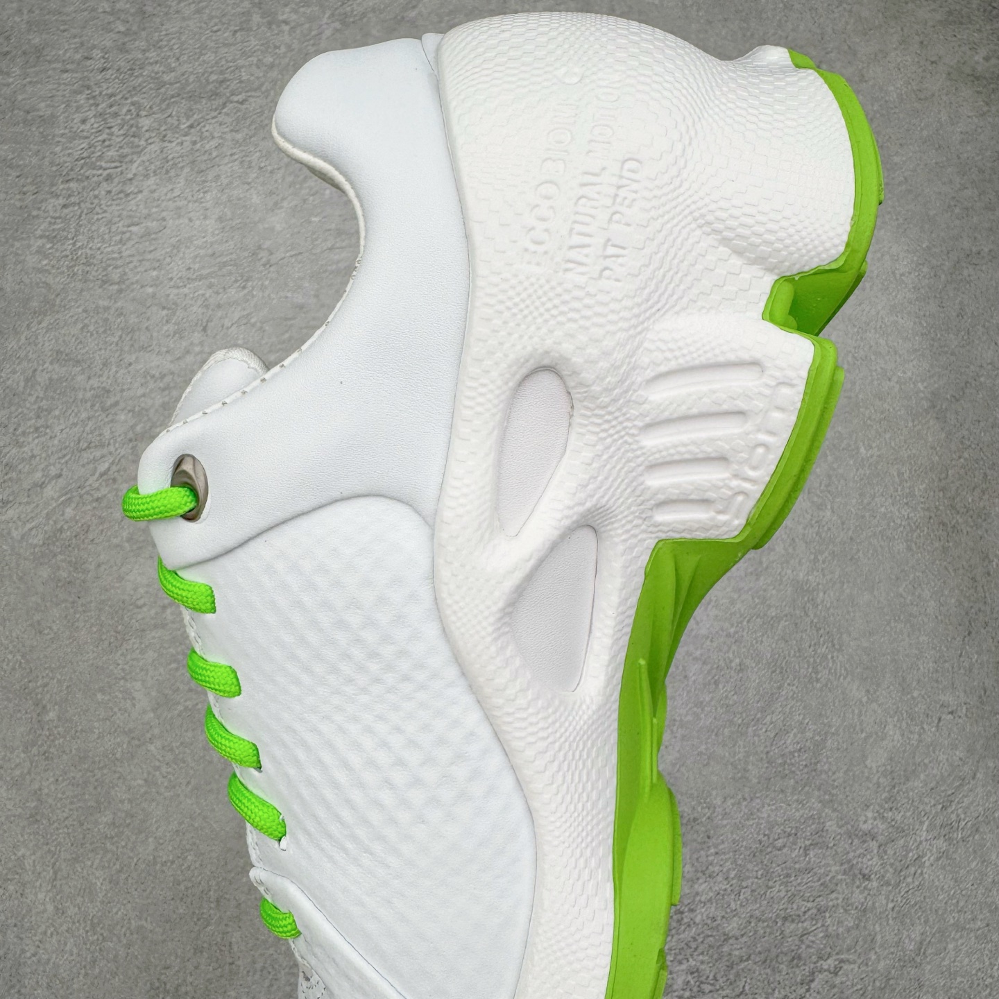 图片[7]-ECCo爱步 Biom C 时尚简约牛皮减震耐磨低帮休闲跑步鞋 ECCO以三大核心特征为依托：北欧设计风格、鞋履制作、积极的生活方式。北欧设计风格：北欧设计特点是独特、有格调、实用和简约，并且品质优良。鞋履制作：ECCO钟爱鞋履制作以及一切与鞋履制作相关的事物。积极的生活方式：ECCO的创始人希望制作出的鞋履无需磨合，即可完美贴合脚型，帮助人们享受行走的乐趣。ECCO的成功源自其产品质量和创新的技术水平，恪守“鞋遵循双足”的设计理念，将的舒适度和风格融为一体。ECCO跑遍全世界寻找创新的原料。从制革制鞋一体化的设置，源头上控制皮革质量，确保对人体无害。 尺码：38 39 40 41 42 43 44 （皮鞋码）-选品中心