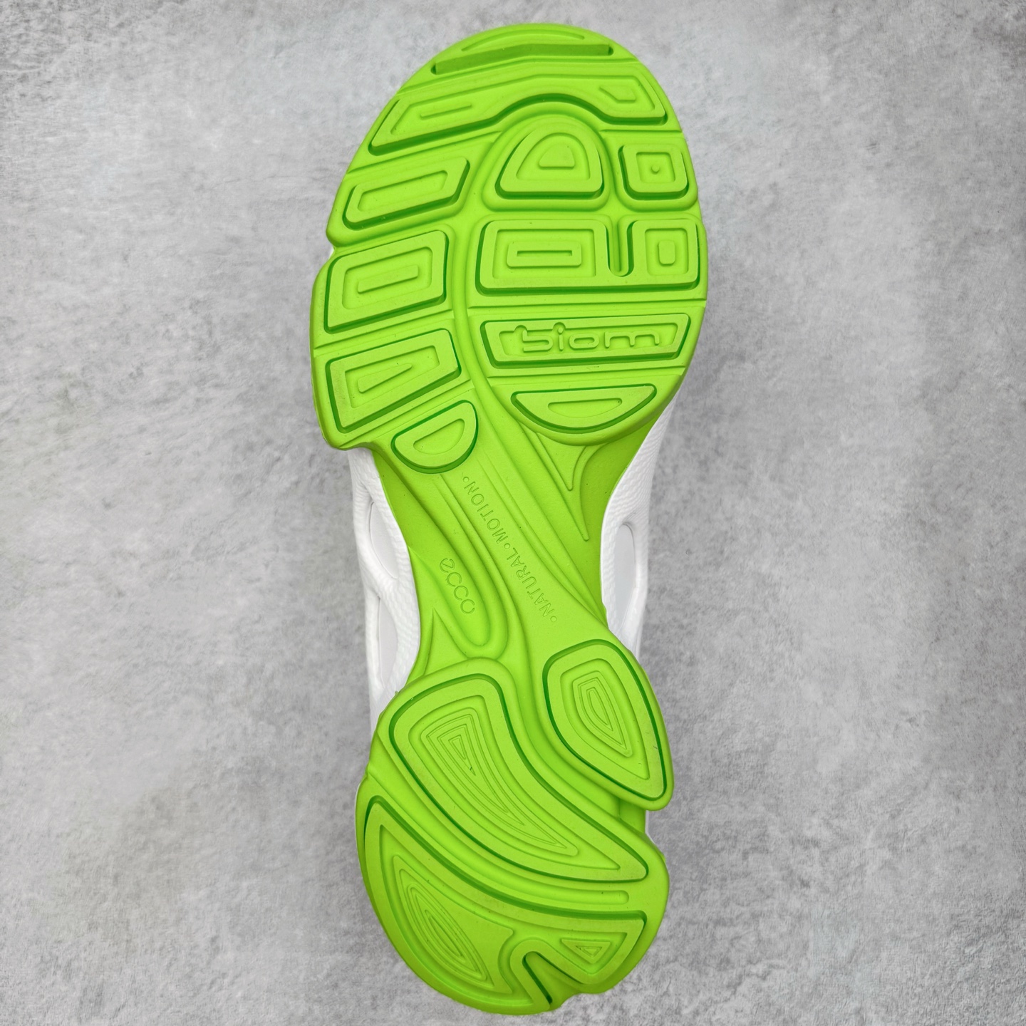 图片[9]-ECCo爱步 Biom C 时尚简约牛皮减震耐磨低帮休闲跑步鞋 ECCO以三大核心特征为依托：北欧设计风格、鞋履制作、积极的生活方式。北欧设计风格：北欧设计特点是独特、有格调、实用和简约，并且品质优良。鞋履制作：ECCO钟爱鞋履制作以及一切与鞋履制作相关的事物。积极的生活方式：ECCO的创始人希望制作出的鞋履无需磨合，即可完美贴合脚型，帮助人们享受行走的乐趣。ECCO的成功源自其产品质量和创新的技术水平，恪守“鞋遵循双足”的设计理念，将的舒适度和风格融为一体。ECCO跑遍全世界寻找创新的原料。从制革制鞋一体化的设置，源头上控制皮革质量，确保对人体无害。 尺码：38 39 40 41 42 43 44 （皮鞋码）-选品中心