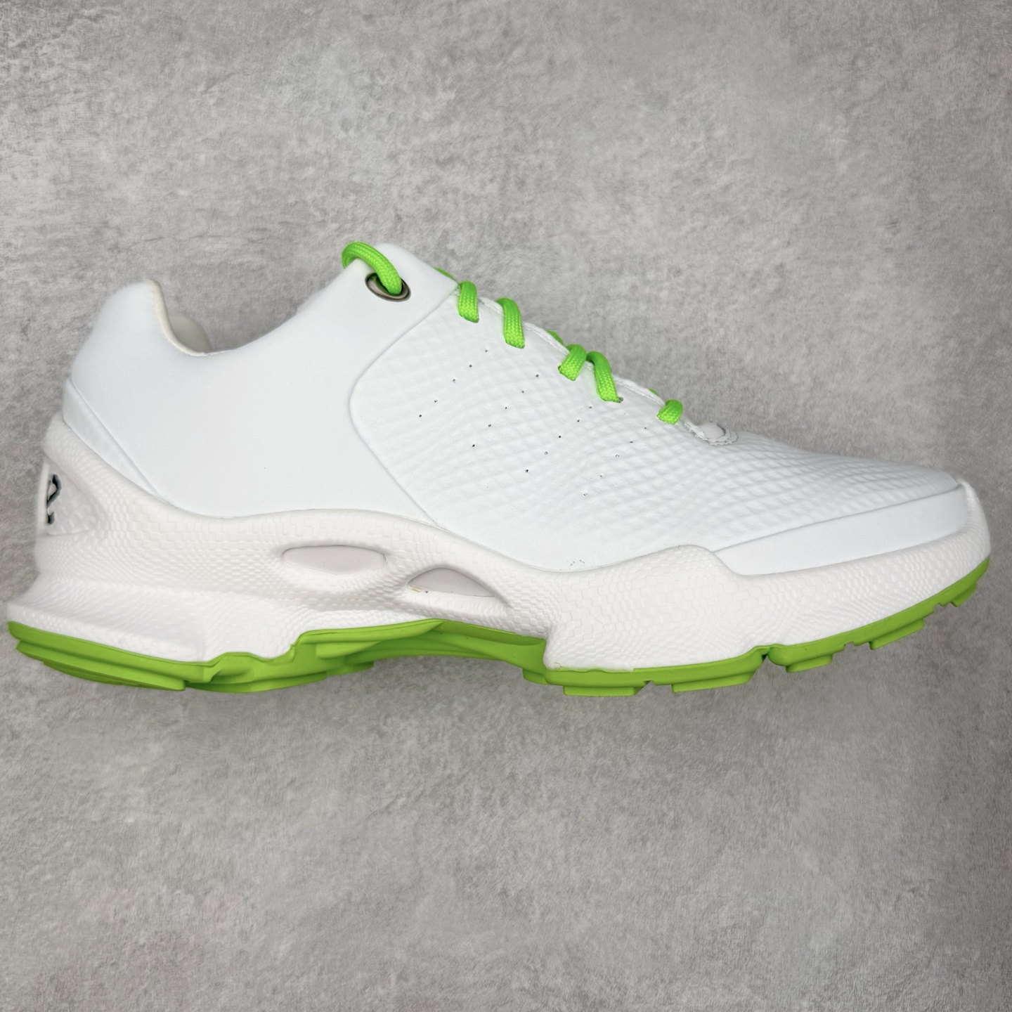 ECCo爱步 Biom C 时尚简约牛皮减震耐磨低帮休闲跑步鞋 ECCO以三大核心特征为依托：北欧设计风格、鞋履制作、积极的生活方式。北欧设计风格：北欧设计特点是独特、有格调、实用和简约，并且品质优良。鞋履制作：ECCO钟爱鞋履制作以及一切与鞋履制作相关的事物。积极的生活方式：ECCO的创始人希望制作出的鞋履无需磨合，即可完美贴合脚型，帮助人们享受行走的乐趣。ECCO的成功源自其产品质量和创新的技术水平，恪守“鞋遵循双足”的设计理念，将的舒适度和风格融为一体。ECCO跑遍全世界寻找创新的原料。从制革制鞋一体化的设置，源头上控制皮革质量，确保对人体无害。 尺码：38 39 40 41 42 43 44 （皮鞋码）-选品中心