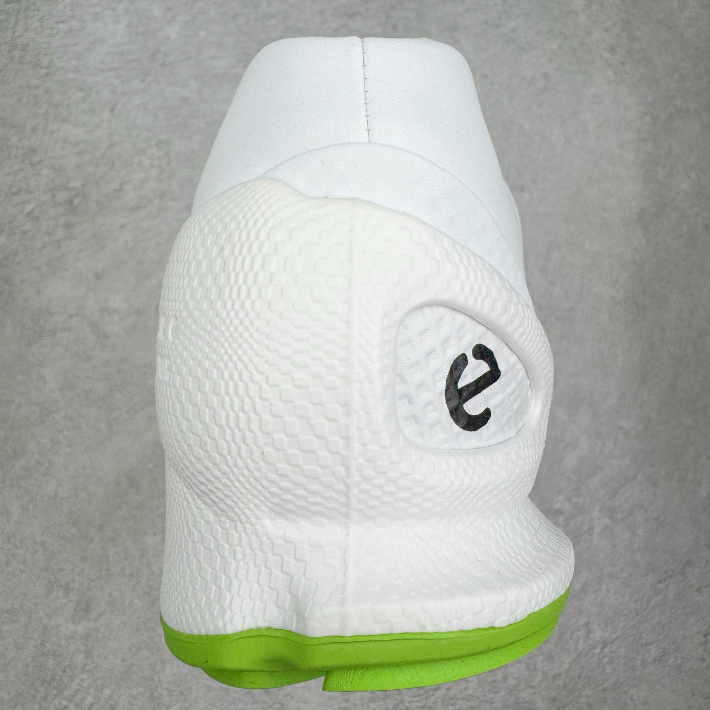 图片[8]-ECCo爱步 Biom C 时尚简约牛皮减震耐磨低帮休闲跑步鞋 ECCO以三大核心特征为依托：北欧设计风格、鞋履制作、积极的生活方式。北欧设计风格：北欧设计特点是独特、有格调、实用和简约，并且品质优良。鞋履制作：ECCO钟爱鞋履制作以及一切与鞋履制作相关的事物。积极的生活方式：ECCO的创始人希望制作出的鞋履无需磨合，即可完美贴合脚型，帮助人们享受行走的乐趣。ECCO的成功源自其产品质量和创新的技术水平，恪守“鞋遵循双足”的设计理念，将的舒适度和风格融为一体。ECCO跑遍全世界寻找创新的原料。从制革制鞋一体化的设置，源头上控制皮革质量，确保对人体无害。 尺码：38 39 40 41 42 43 44 （皮鞋码）-选品中心