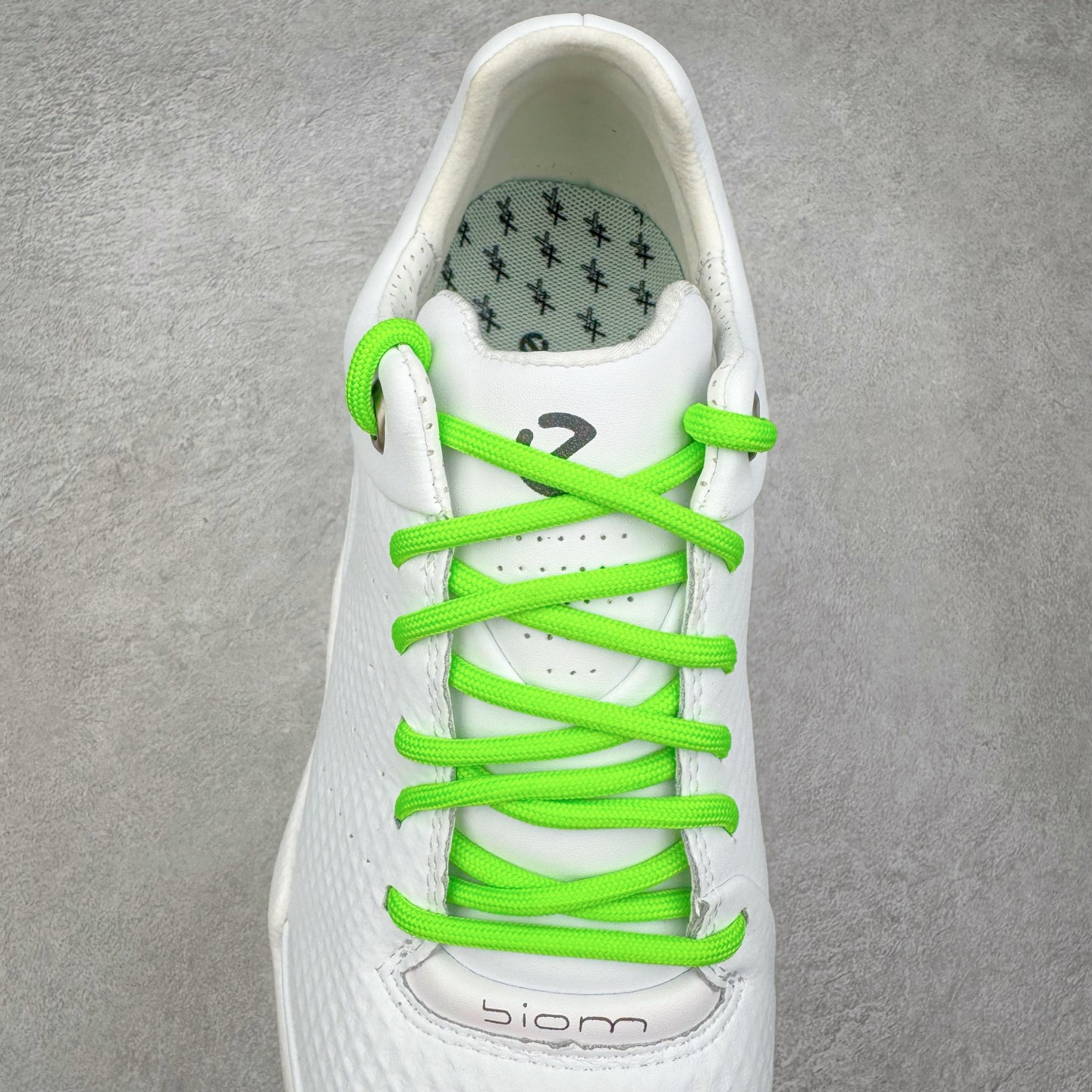 图片[5]-ECCo爱步 Biom C 时尚简约牛皮减震耐磨低帮休闲跑步鞋 ECCO以三大核心特征为依托：北欧设计风格、鞋履制作、积极的生活方式。北欧设计风格：北欧设计特点是独特、有格调、实用和简约，并且品质优良。鞋履制作：ECCO钟爱鞋履制作以及一切与鞋履制作相关的事物。积极的生活方式：ECCO的创始人希望制作出的鞋履无需磨合，即可完美贴合脚型，帮助人们享受行走的乐趣。ECCO的成功源自其产品质量和创新的技术水平，恪守“鞋遵循双足”的设计理念，将的舒适度和风格融为一体。ECCO跑遍全世界寻找创新的原料。从制革制鞋一体化的设置，源头上控制皮革质量，确保对人体无害。 尺码：38 39 40 41 42 43 44 （皮鞋码）-选品中心