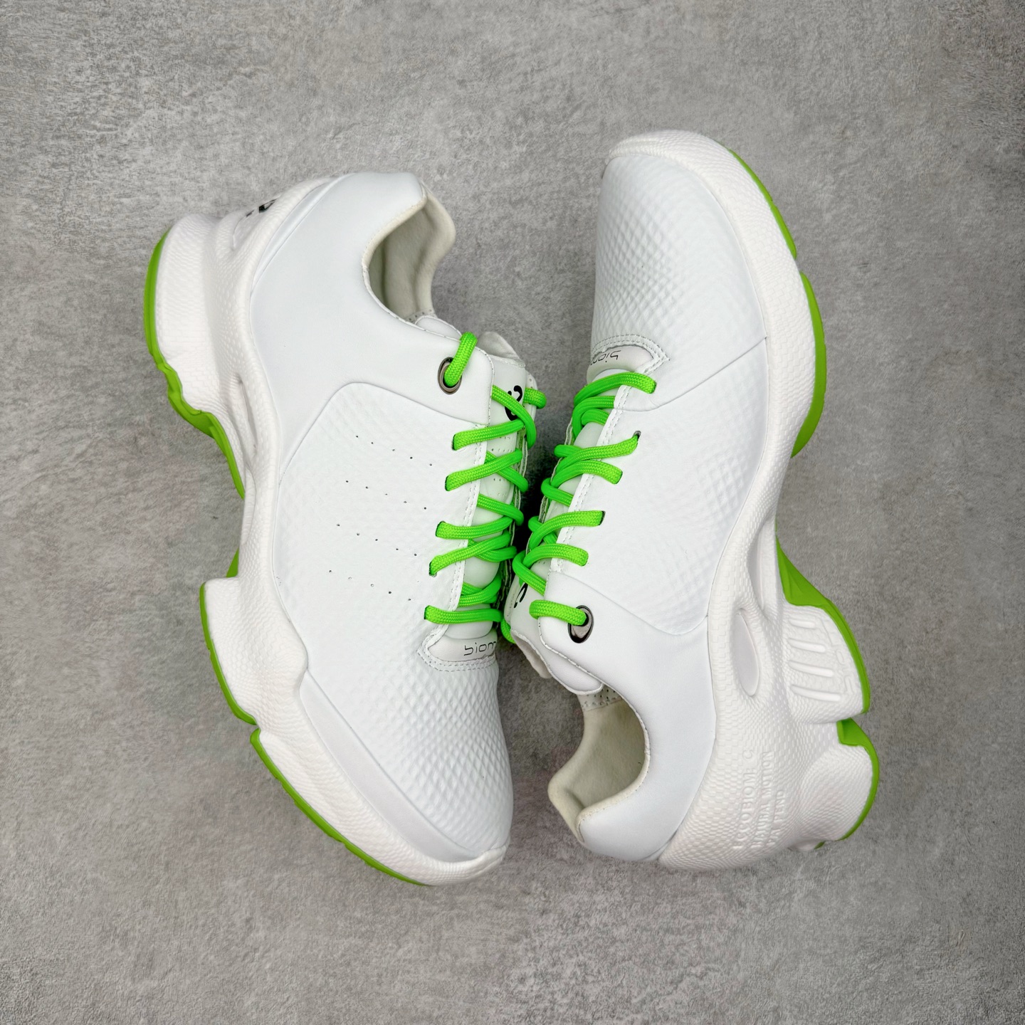 图片[3]-ECCo爱步 Biom C 时尚简约牛皮减震耐磨低帮休闲跑步鞋 ECCO以三大核心特征为依托：北欧设计风格、鞋履制作、积极的生活方式。北欧设计风格：北欧设计特点是独特、有格调、实用和简约，并且品质优良。鞋履制作：ECCO钟爱鞋履制作以及一切与鞋履制作相关的事物。积极的生活方式：ECCO的创始人希望制作出的鞋履无需磨合，即可完美贴合脚型，帮助人们享受行走的乐趣。ECCO的成功源自其产品质量和创新的技术水平，恪守“鞋遵循双足”的设计理念，将的舒适度和风格融为一体。ECCO跑遍全世界寻找创新的原料。从制革制鞋一体化的设置，源头上控制皮革质量，确保对人体无害。 尺码：38 39 40 41 42 43 44 （皮鞋码）-选品中心