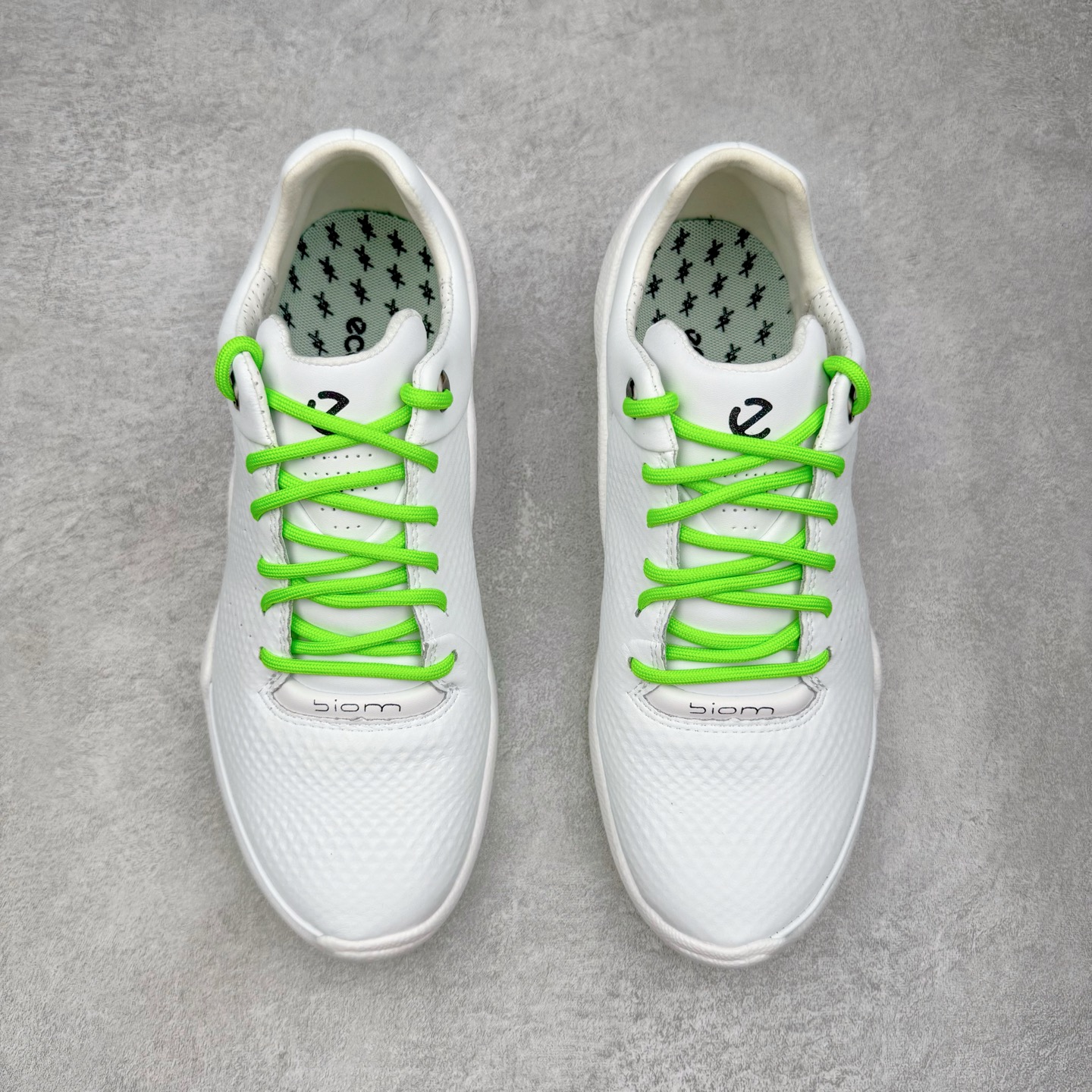 图片[2]-ECCo爱步 Biom C 时尚简约牛皮减震耐磨低帮休闲跑步鞋 ECCO以三大核心特征为依托：北欧设计风格、鞋履制作、积极的生活方式。北欧设计风格：北欧设计特点是独特、有格调、实用和简约，并且品质优良。鞋履制作：ECCO钟爱鞋履制作以及一切与鞋履制作相关的事物。积极的生活方式：ECCO的创始人希望制作出的鞋履无需磨合，即可完美贴合脚型，帮助人们享受行走的乐趣。ECCO的成功源自其产品质量和创新的技术水平，恪守“鞋遵循双足”的设计理念，将的舒适度和风格融为一体。ECCO跑遍全世界寻找创新的原料。从制革制鞋一体化的设置，源头上控制皮革质量，确保对人体无害。 尺码：38 39 40 41 42 43 44 （皮鞋码）-选品中心