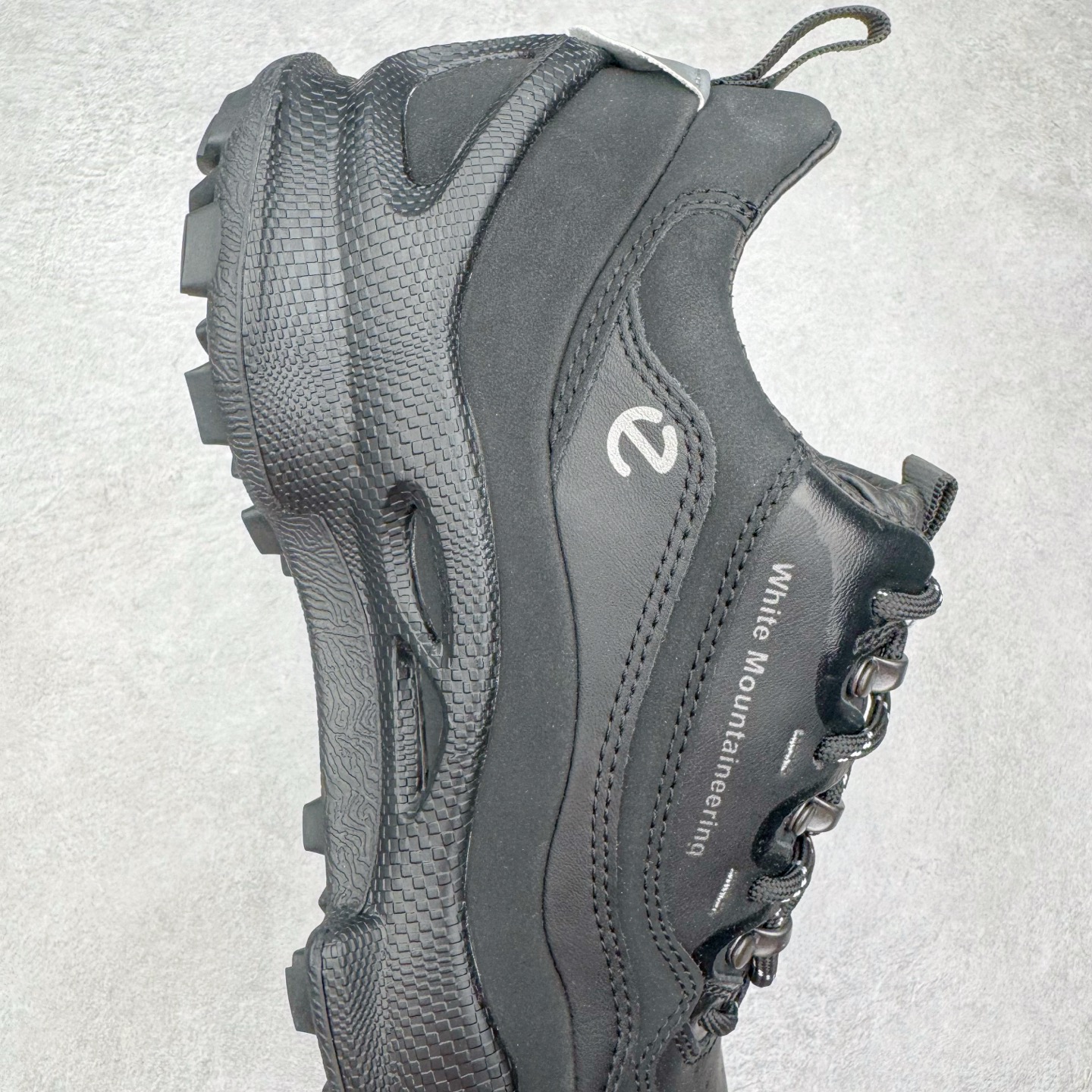 图片[6]-ECCo爱步 Biom C 时尚简约牛皮减震耐磨低帮休闲跑步鞋 ECCO以三大核心特征为依托：北欧设计风格、鞋履制作、积极的生活方式。北欧设计风格：北欧设计特点是独特、有格调、实用和简约，并且品质优良。鞋履制作：ECCO钟爱鞋履制作以及一切与鞋履制作相关的事物。积极的生活方式：ECCO的创始人希望制作出的鞋履无需磨合，即可完美贴合脚型，帮助人们享受行走的乐趣。ECCO的成功源自其产品质量和创新的技术水平，恪守“鞋遵循双足”的设计理念，将的舒适度和风格融为一体。ECCO跑遍全世界寻找创新的原料。从制革制鞋一体化的设置，源头上控制皮革质量，确保对人体无害。 尺码：38 39 40 41 42 43 44 （皮鞋码）-选品中心