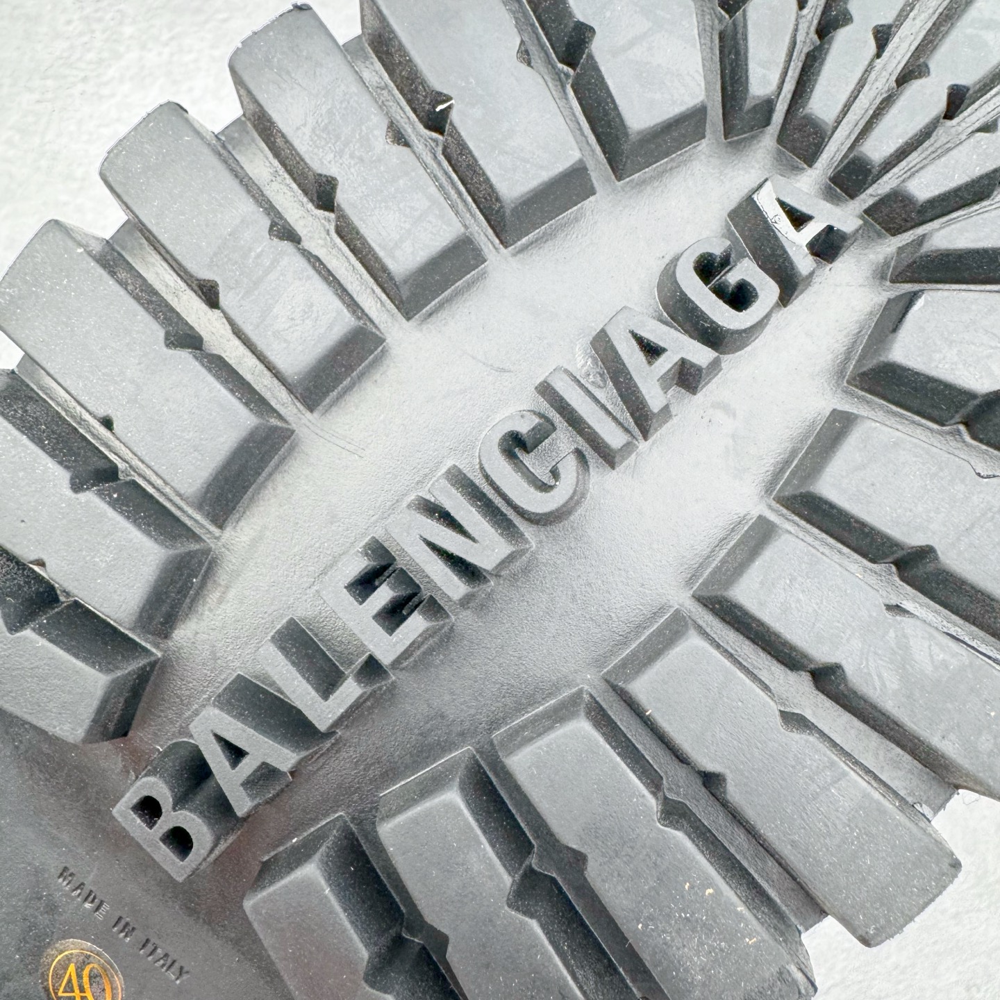 图片[10]-＃GD广顶 Balenciaga Strike 巴黎世家头层牛皮擦旧短筒马丁靴 原版购入开发 做货 极致做旧 巴黎世家做旧的款式百分之90都是好看的 这双靴子也不例外 破旧风格 双层材质 外层粗帆布做了磨损和褪色处理 内层做了透气网状里布 比较惊艳的是鞋底和鞋侧橡胶 原版定制进口做旧帆布 原版进口透气网里 原版开模橡胶大底 增高底厚5CM超显大长腿NCC 尺码： 39 40 41 42 43 44 45-选品中心