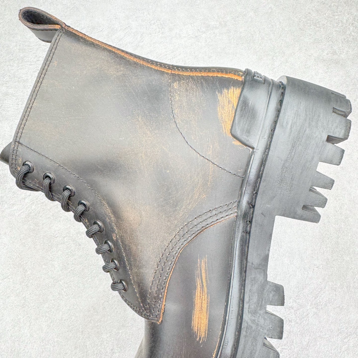 图片[7]-＃GD广顶 Balenciaga Strike 巴黎世家头层牛皮擦旧短筒马丁靴 原版购入开发 做货 极致做旧 巴黎世家做旧的款式百分之90都是好看的 这双靴子也不例外 破旧风格 双层材质 外层粗帆布做了磨损和褪色处理 内层做了透气网状里布 比较惊艳的是鞋底和鞋侧橡胶 原版定制进口做旧帆布 原版进口透气网里 原版开模橡胶大底 增高底厚5CM超显大长腿NCC 尺码： 39 40 41 42 43 44 45-选品中心