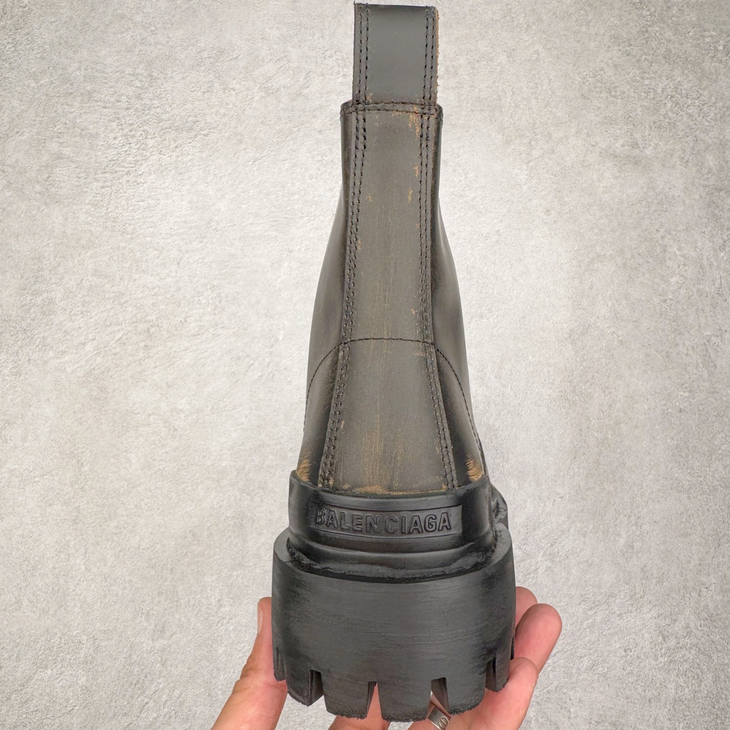 图片[8]-＃GD广顶 Balenciaga Strike 巴黎世家头层牛皮擦旧短筒马丁靴 原版购入开发 做货 极致做旧 巴黎世家做旧的款式百分之90都是好看的 这双靴子也不例外 破旧风格 双层材质 外层粗帆布做了磨损和褪色处理 内层做了透气网状里布 比较惊艳的是鞋底和鞋侧橡胶 原版定制进口做旧帆布 原版进口透气网里 原版开模橡胶大底 增高底厚5CM超显大长腿NCC 尺码： 39 40 41 42 43 44 45-选品中心