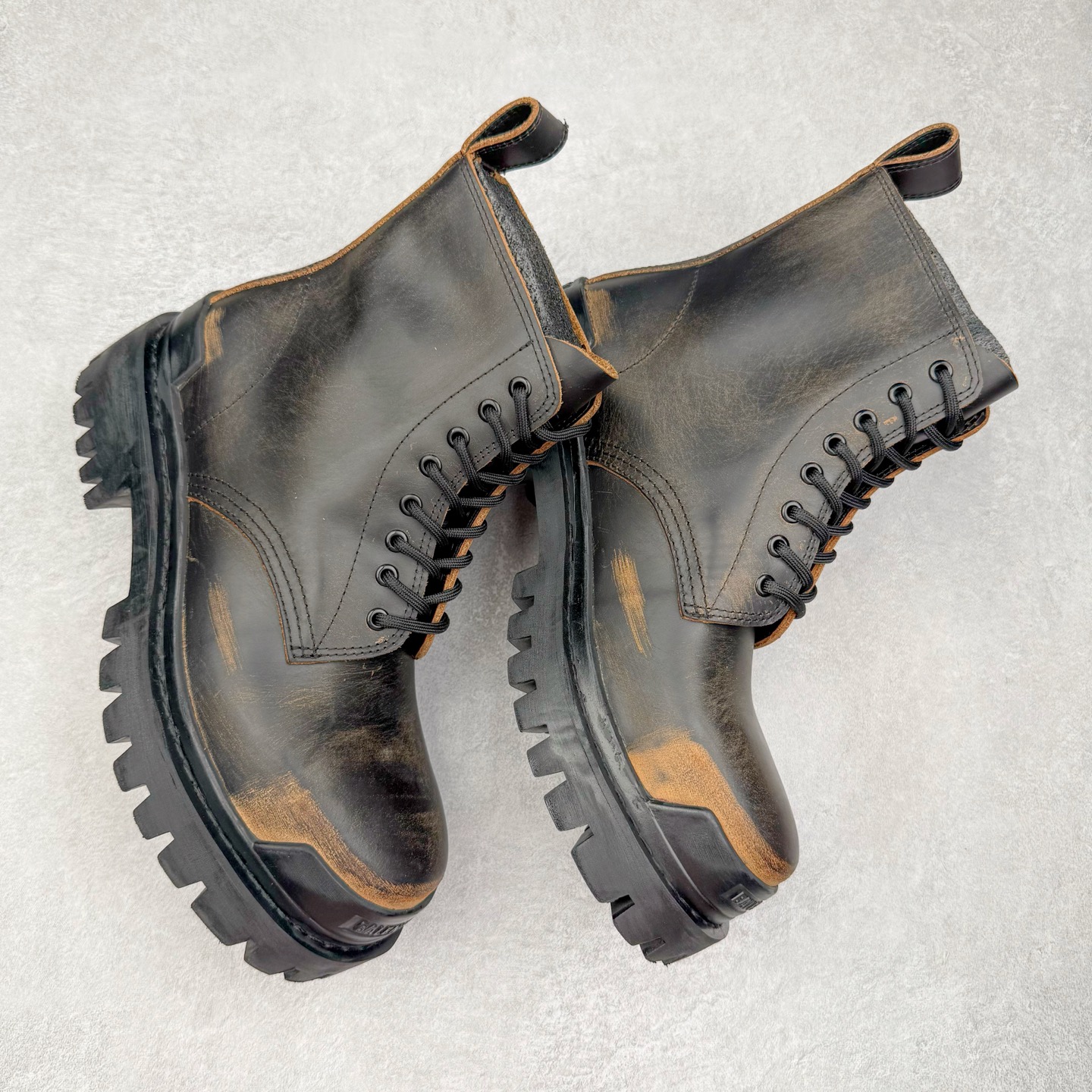 图片[3]-＃GD广顶 Balenciaga Strike 巴黎世家头层牛皮擦旧短筒马丁靴 原版购入开发 做货 极致做旧 巴黎世家做旧的款式百分之90都是好看的 这双靴子也不例外 破旧风格 双层材质 外层粗帆布做了磨损和褪色处理 内层做了透气网状里布 比较惊艳的是鞋底和鞋侧橡胶 原版定制进口做旧帆布 原版进口透气网里 原版开模橡胶大底 增高底厚5CM超显大长腿NCC 尺码： 39 40 41 42 43 44 45-选品中心