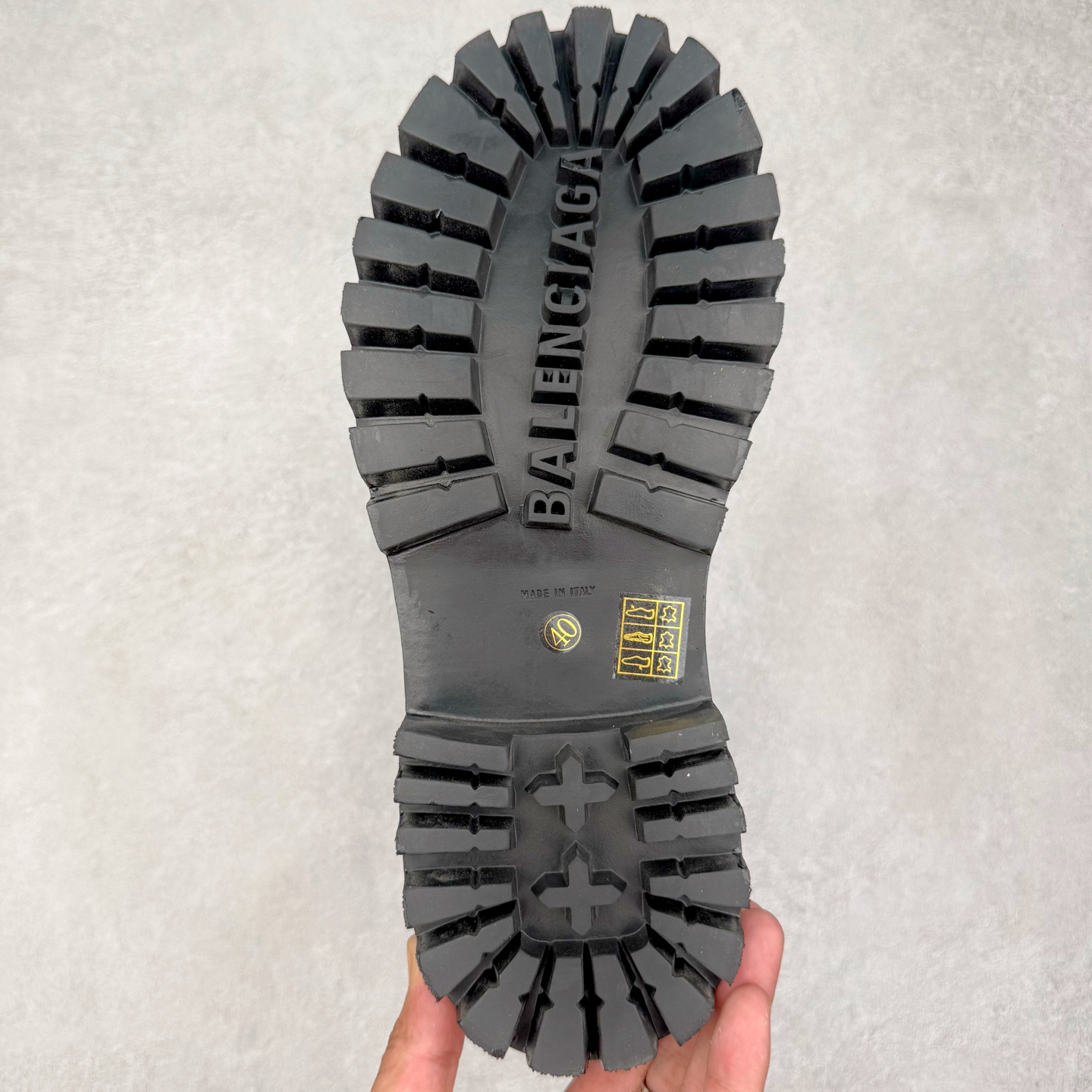 图片[9]-＃GD广顶 Balenciaga Strike 巴黎世家头层牛皮擦旧短筒马丁靴 原版购入开发 做货 极致做旧 巴黎世家做旧的款式百分之90都是好看的 这双靴子也不例外 破旧风格 双层材质 外层粗帆布做了磨损和褪色处理 内层做了透气网状里布 比较惊艳的是鞋底和鞋侧橡胶 原版定制进口做旧帆布 原版进口透气网里 原版开模橡胶大底 增高底厚5CM超显大长腿NCC 尺码： 39 40 41 42 43 44 45-选品中心