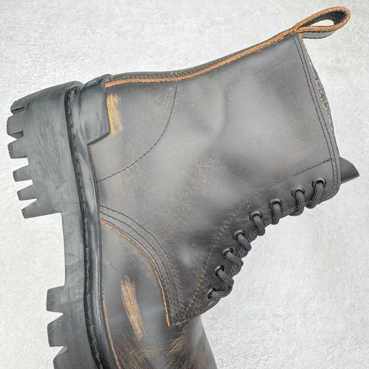 图片[6]-＃GD广顶 Balenciaga Strike 巴黎世家头层牛皮擦旧短筒马丁靴 原版购入开发 做货 极致做旧 巴黎世家做旧的款式百分之90都是好看的 这双靴子也不例外 破旧风格 双层材质 外层粗帆布做了磨损和褪色处理 内层做了透气网状里布 比较惊艳的是鞋底和鞋侧橡胶 原版定制进口做旧帆布 原版进口透气网里 原版开模橡胶大底 增高底厚5CM超显大长腿NCC 尺码： 39 40 41 42 43 44 45-选品中心