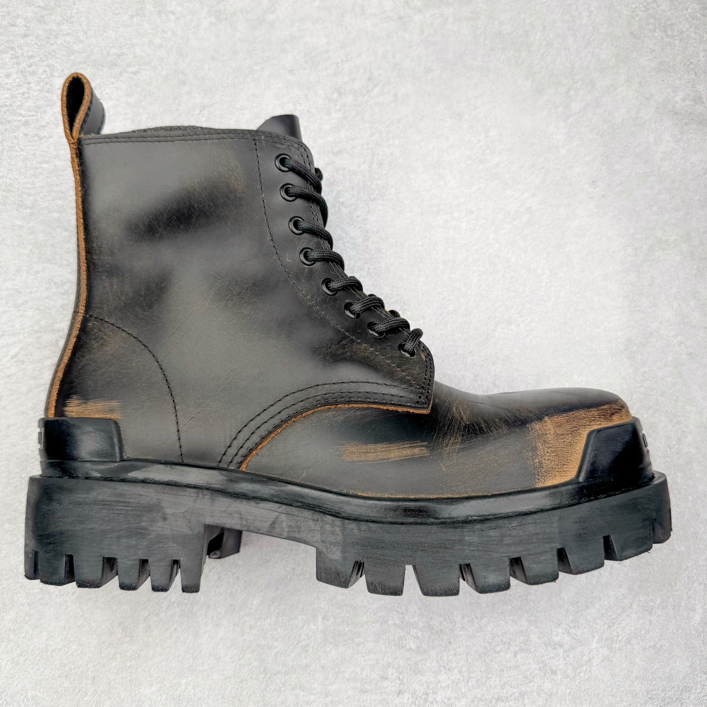 ＃GD广顶 Balenciaga Strike 巴黎世家头层牛皮擦旧短筒马丁靴 原版购入开发 做货 极致做旧 巴黎世家做旧的款式百分之90都是好看的 这双靴子也不例外 破旧风格 双层材质 外层粗帆布做了磨损和褪色处理 内层做了透气网状里布 比较惊艳的是鞋底和鞋侧橡胶 原版定制进口做旧帆布 原版进口透气网里 原版开模橡胶大底 增高底厚5CM超显大长腿NCC 尺码： 39 40 41 42 43 44 45-选品中心