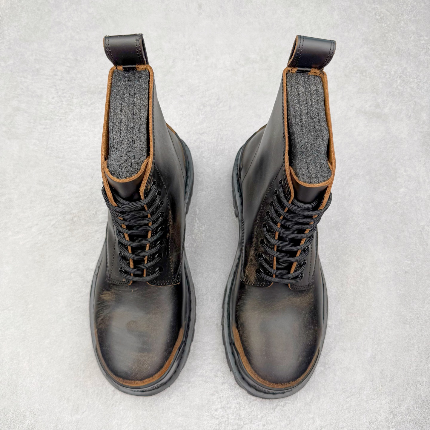 图片[2]-＃GD广顶 Balenciaga Strike 巴黎世家头层牛皮擦旧短筒马丁靴 原版购入开发 做货 极致做旧 巴黎世家做旧的款式百分之90都是好看的 这双靴子也不例外 破旧风格 双层材质 外层粗帆布做了磨损和褪色处理 内层做了透气网状里布 比较惊艳的是鞋底和鞋侧橡胶 原版定制进口做旧帆布 原版进口透气网里 原版开模橡胶大底 增高底厚5CM超显大长腿NCC 尺码： 39 40 41 42 43 44 45-选品中心