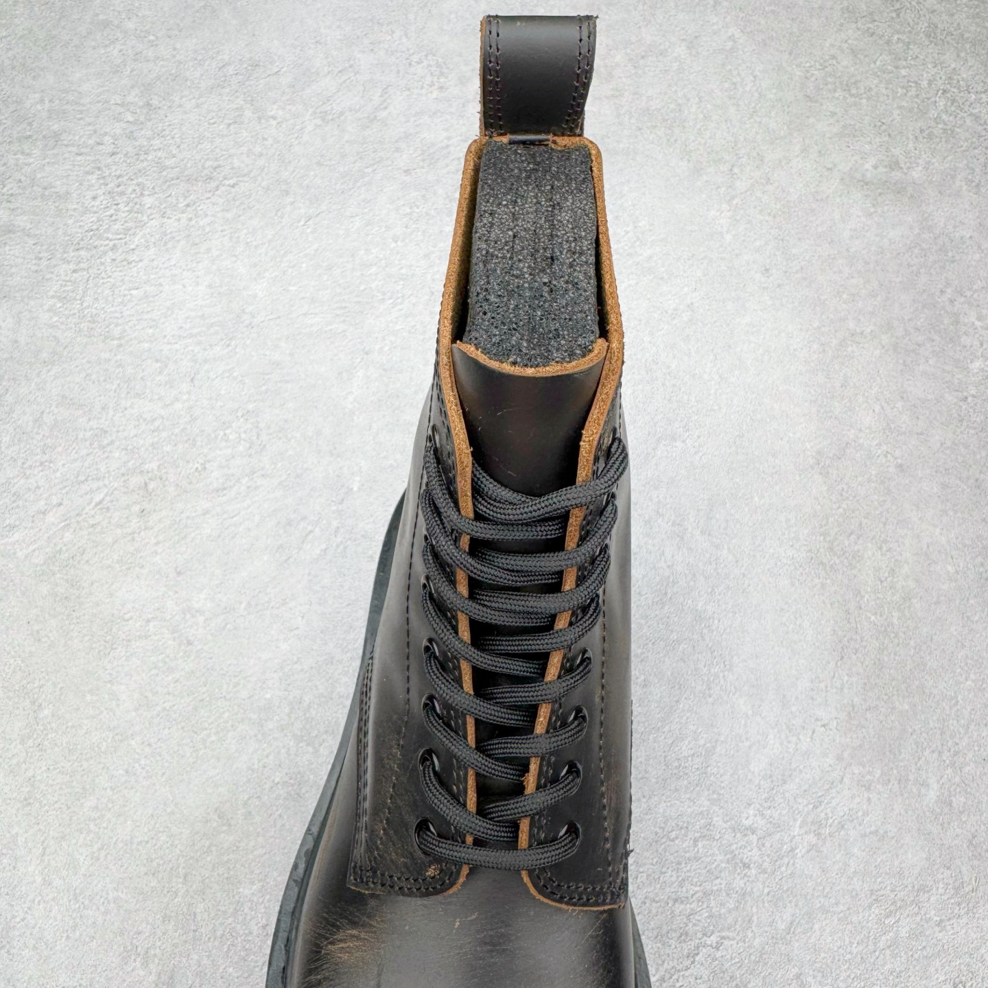 图片[5]-＃GD广顶 Balenciaga Strike 巴黎世家头层牛皮擦旧短筒马丁靴 原版购入开发 做货 极致做旧 巴黎世家做旧的款式百分之90都是好看的 这双靴子也不例外 破旧风格 双层材质 外层粗帆布做了磨损和褪色处理 内层做了透气网状里布 比较惊艳的是鞋底和鞋侧橡胶 原版定制进口做旧帆布 原版进口透气网里 原版开模橡胶大底 增高底厚5CM超显大长腿NCC 尺码： 39 40 41 42 43 44 45-选品中心