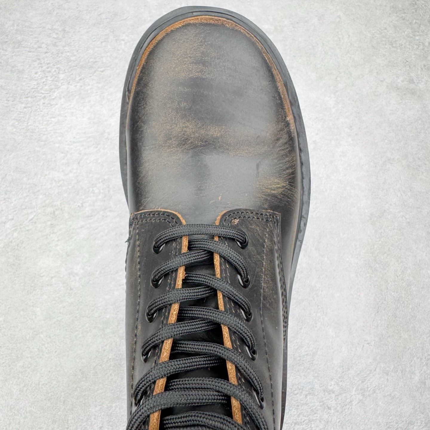 图片[4]-＃GD广顶 Balenciaga Strike 巴黎世家头层牛皮擦旧短筒马丁靴 原版购入开发 做货 极致做旧 巴黎世家做旧的款式百分之90都是好看的 这双靴子也不例外 破旧风格 双层材质 外层粗帆布做了磨损和褪色处理 内层做了透气网状里布 比较惊艳的是鞋底和鞋侧橡胶 原版定制进口做旧帆布 原版进口透气网里 原版开模橡胶大底 增高底厚5CM超显大长腿NCC 尺码： 39 40 41 42 43 44 45-选品中心