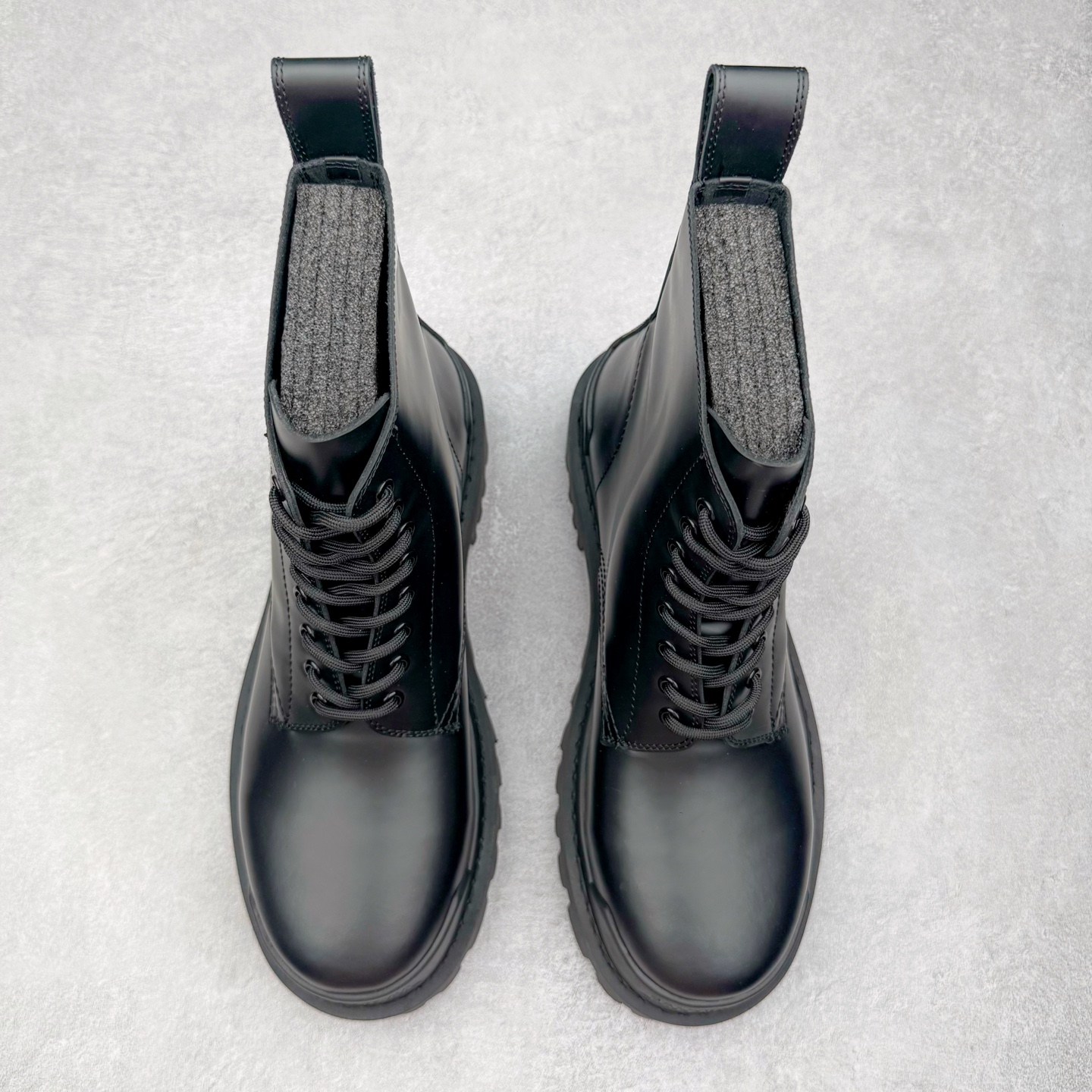 图片[2]-＃GD广顶 Balenciaga Strike 巴黎世家头层牛皮短筒马丁靴 原版购入开发 做货 极致做旧 巴黎世家做旧的款式百分之90都是好看的 这双靴子也不例外 破旧风格 双层材质 外层粗帆布做了磨损和褪色处理 内层做了透气网状里布 比较惊艳的是鞋底和鞋侧橡胶 原版定制进口做旧帆布 原版进口透气网里 原版开模橡胶大底 增高底厚5CM超显大长腿NCC 尺码： 39 40 41 42 43 44 45-选品中心