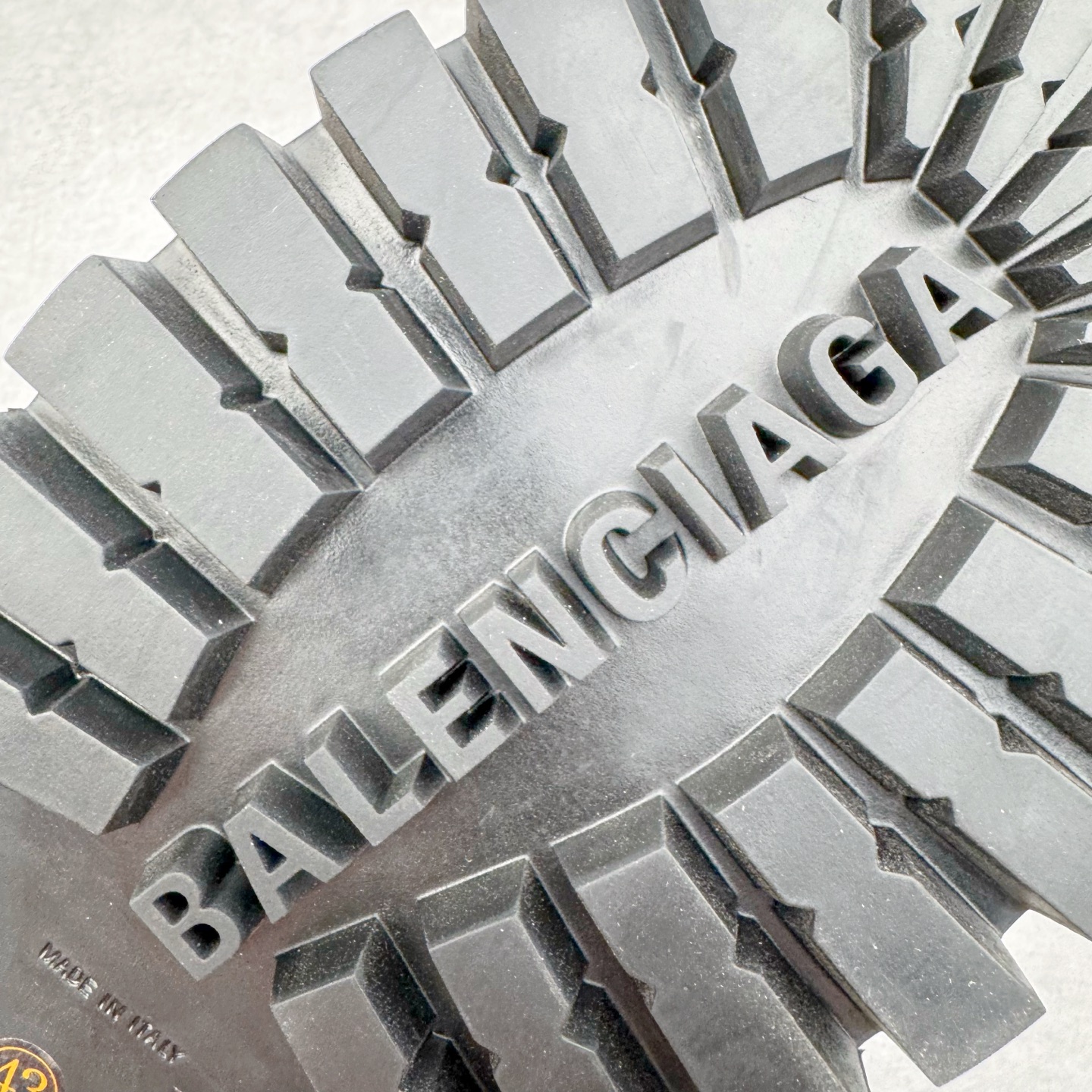 图片[18]-＃GD广顶 Balenciaga Strike 巴黎世家头层牛皮短筒马丁靴 原版购入开发 做货 极致做旧 巴黎世家做旧的款式百分之90都是好看的 这双靴子也不例外 破旧风格 双层材质 外层粗帆布做了磨损和褪色处理 内层做了透气网状里布 比较惊艳的是鞋底和鞋侧橡胶 原版定制进口做旧帆布 原版进口透气网里 原版开模橡胶大底 增高底厚5CM超显大长腿NCC 尺码： 39 40 41 42 43 44 45-选品中心