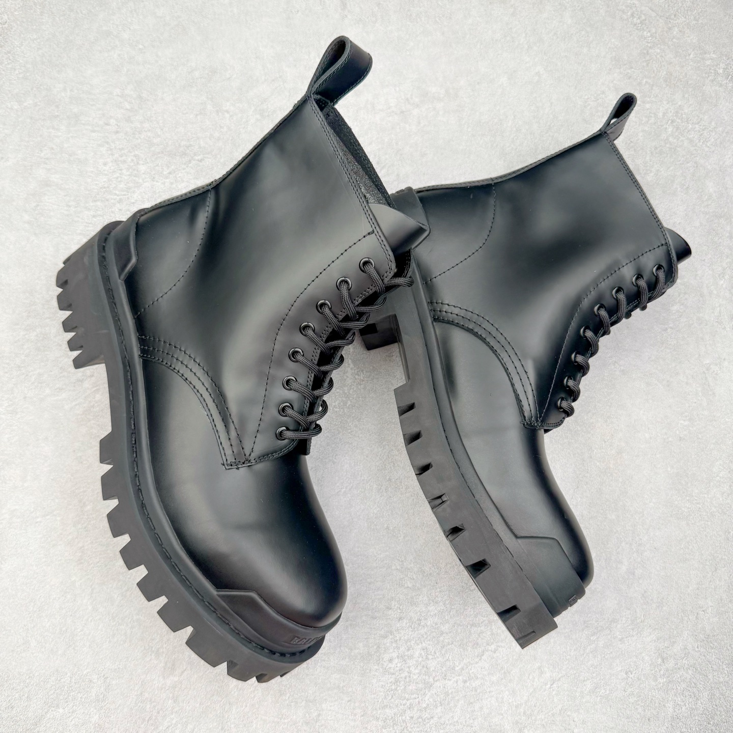 图片[3]-＃GD广顶 Balenciaga Strike 巴黎世家头层牛皮短筒马丁靴 原版购入开发 做货 极致做旧 巴黎世家做旧的款式百分之90都是好看的 这双靴子也不例外 破旧风格 双层材质 外层粗帆布做了磨损和褪色处理 内层做了透气网状里布 比较惊艳的是鞋底和鞋侧橡胶 原版定制进口做旧帆布 原版进口透气网里 原版开模橡胶大底 增高底厚5CM超显大长腿NCC 尺码： 39 40 41 42 43 44 45-选品中心