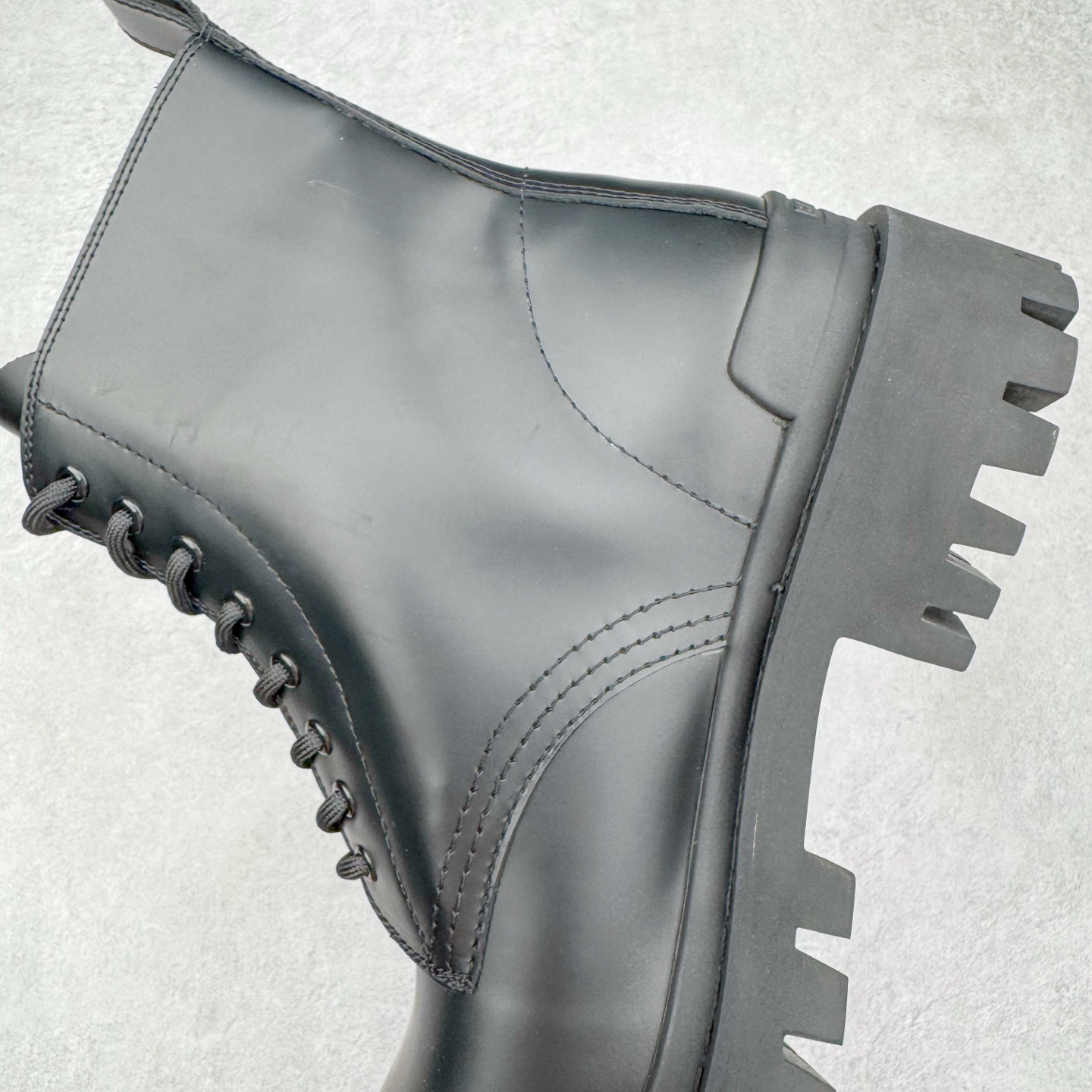 图片[7]-＃GD广顶 Balenciaga Strike 巴黎世家头层牛皮短筒马丁靴 原版购入开发 做货 极致做旧 巴黎世家做旧的款式百分之90都是好看的 这双靴子也不例外 破旧风格 双层材质 外层粗帆布做了磨损和褪色处理 内层做了透气网状里布 比较惊艳的是鞋底和鞋侧橡胶 原版定制进口做旧帆布 原版进口透气网里 原版开模橡胶大底 增高底厚5CM超显大长腿NCC 尺码： 39 40 41 42 43 44 45-选品中心