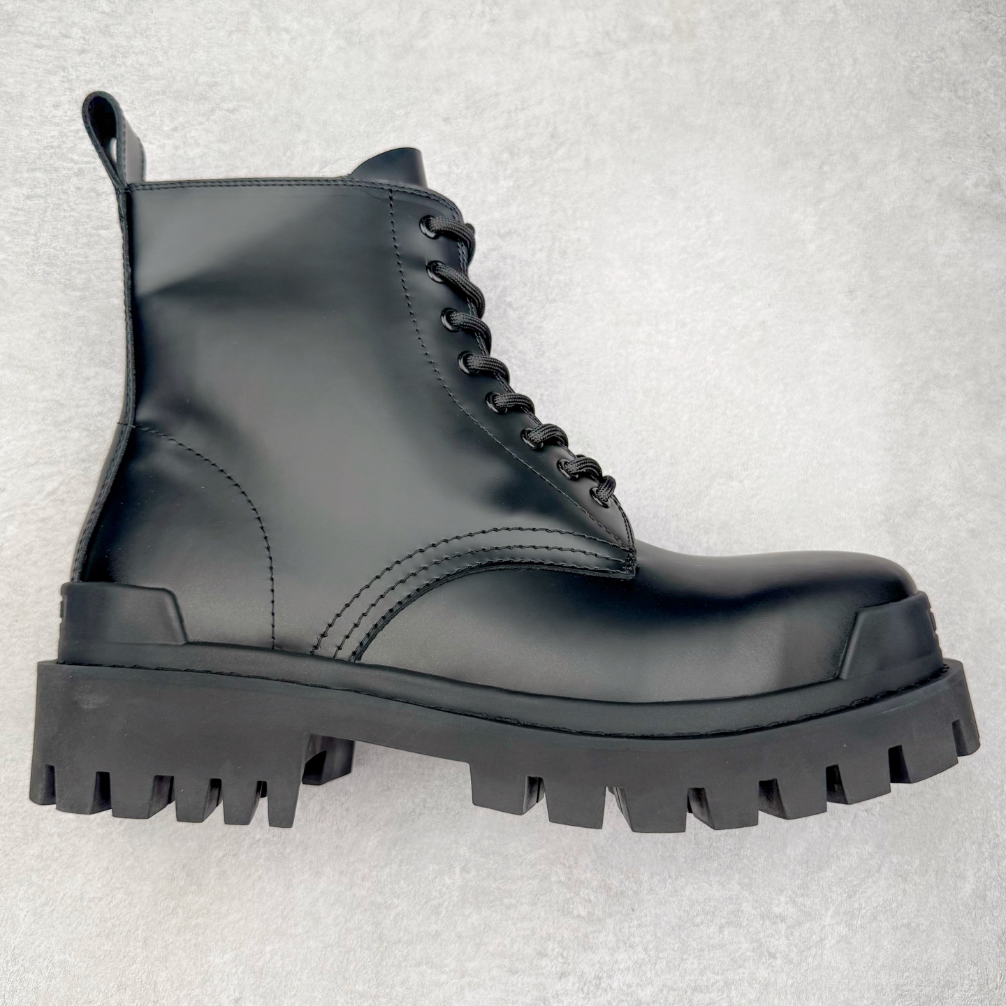 ＃GD广顶 Balenciaga Strike 巴黎世家头层牛皮短筒马丁靴 原版购入开发 做货 极致做旧 巴黎世家做旧的款式百分之90都是好看的 这双靴子也不例外 破旧风格 双层材质 外层粗帆布做了磨损和褪色处理 内层做了透气网状里布 比较惊艳的是鞋底和鞋侧橡胶 原版定制进口做旧帆布 原版进口透气网里 原版开模橡胶大底 增高底厚5CM超显大长腿NCC 尺码： 39 40 41 42 43 44 45-选品中心