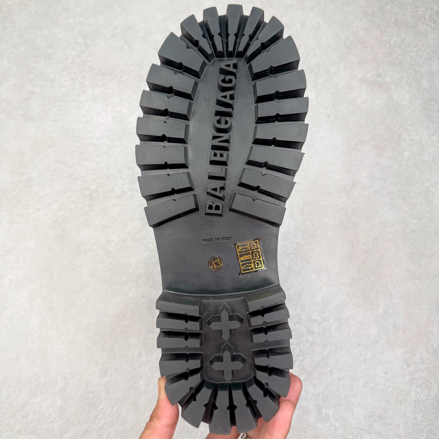 图片[9]-＃GD广顶 Balenciaga Strike 巴黎世家头层牛皮短筒马丁靴 原版购入开发 做货 极致做旧 巴黎世家做旧的款式百分之90都是好看的 这双靴子也不例外 破旧风格 双层材质 外层粗帆布做了磨损和褪色处理 内层做了透气网状里布 比较惊艳的是鞋底和鞋侧橡胶 原版定制进口做旧帆布 原版进口透气网里 原版开模橡胶大底 增高底厚5CM超显大长腿NCC 尺码： 39 40 41 42 43 44 45-选品中心