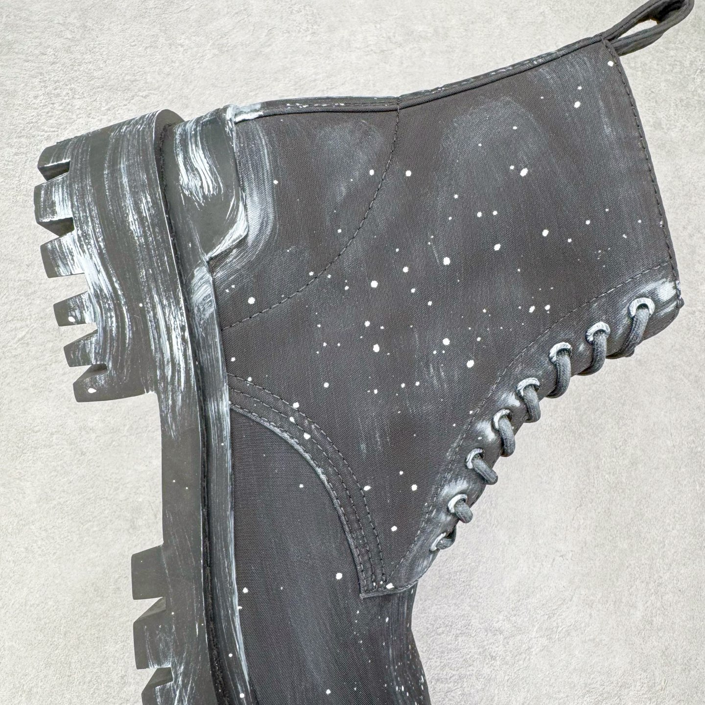 图片[6]-＃GD广顶 Balenciaga Strike 巴黎世家水洗泼墨短筒马丁靴 原版购入开发 做货 极致做旧 巴黎世家做旧的款式百分之90都是好看的 这双靴子也不例外 破旧风格 双层材质 外层粗帆布做了磨损和褪色处理 内层做了透气网状里布 比较惊艳的是鞋底和鞋侧橡胶 原版定制进口做旧帆布 原版进口透气网里 原版开模橡胶大底 增高底厚5CM超显大长腿NCC 尺码： 39 40 41 42 43 44 45-选品中心