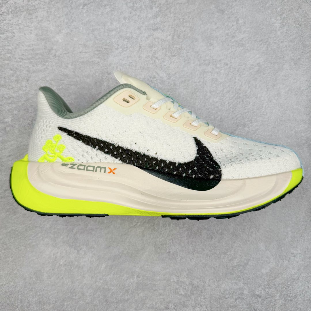 图片[7]-＃福利特价 NK Zoom Pegasus Plus 超级飞马涡轮增压马拉松慢跑鞋 在设计上延续了原版鞋款的经典风格，向 Pegasus Turbo 致敬。鞋面采用 Flyknit 材质，巧妙地在不同区域实现紧密与松散的编织结合。标志性的尼龙中部条纹与原版 Turbo 设计呼应。原有的 Flywire 被内部毡织带替代。鞋领的衬垫和鞋跟支撑则为鞋面增添了完善的细节。与以往的 Turbo 型号采用双层泡沫不同，Pegasus Plus 使用了一体式 ZoomX 中底。鞋跟厚度为 35 毫米，前掌为 25 毫米，形成 10 毫米的落差，外底覆盖了大量橡胶，而 ZoomX 外露的部分也十分显眼。尺码：36 36.5 37.5 38 38.5 39 40 40.5 41 42 42.5 43 44 44.5 45-选品中心
