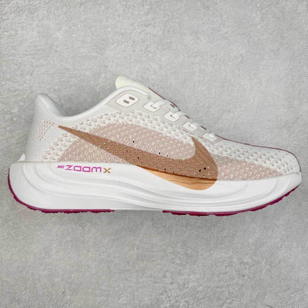 图片[9]-＃福利特价 NK Zoom Pegasus Plus 超级飞马涡轮增压马拉松慢跑鞋 在设计上延续了原版鞋款的经典风格，向 Pegasus Turbo 致敬。鞋面采用 Flyknit 材质，巧妙地在不同区域实现紧密与松散的编织结合。标志性的尼龙中部条纹与原版 Turbo 设计呼应。原有的 Flywire 被内部毡织带替代。鞋领的衬垫和鞋跟支撑则为鞋面增添了完善的细节。与以往的 Turbo 型号采用双层泡沫不同，Pegasus Plus 使用了一体式 ZoomX 中底。鞋跟厚度为 35 毫米，前掌为 25 毫米，形成 10 毫米的落差，外底覆盖了大量橡胶，而 ZoomX 外露的部分也十分显眼。尺码：36 36.5 37.5 38 38.5 39 40 40.5 41 42 42.5 43 44 44.5 45-选品中心